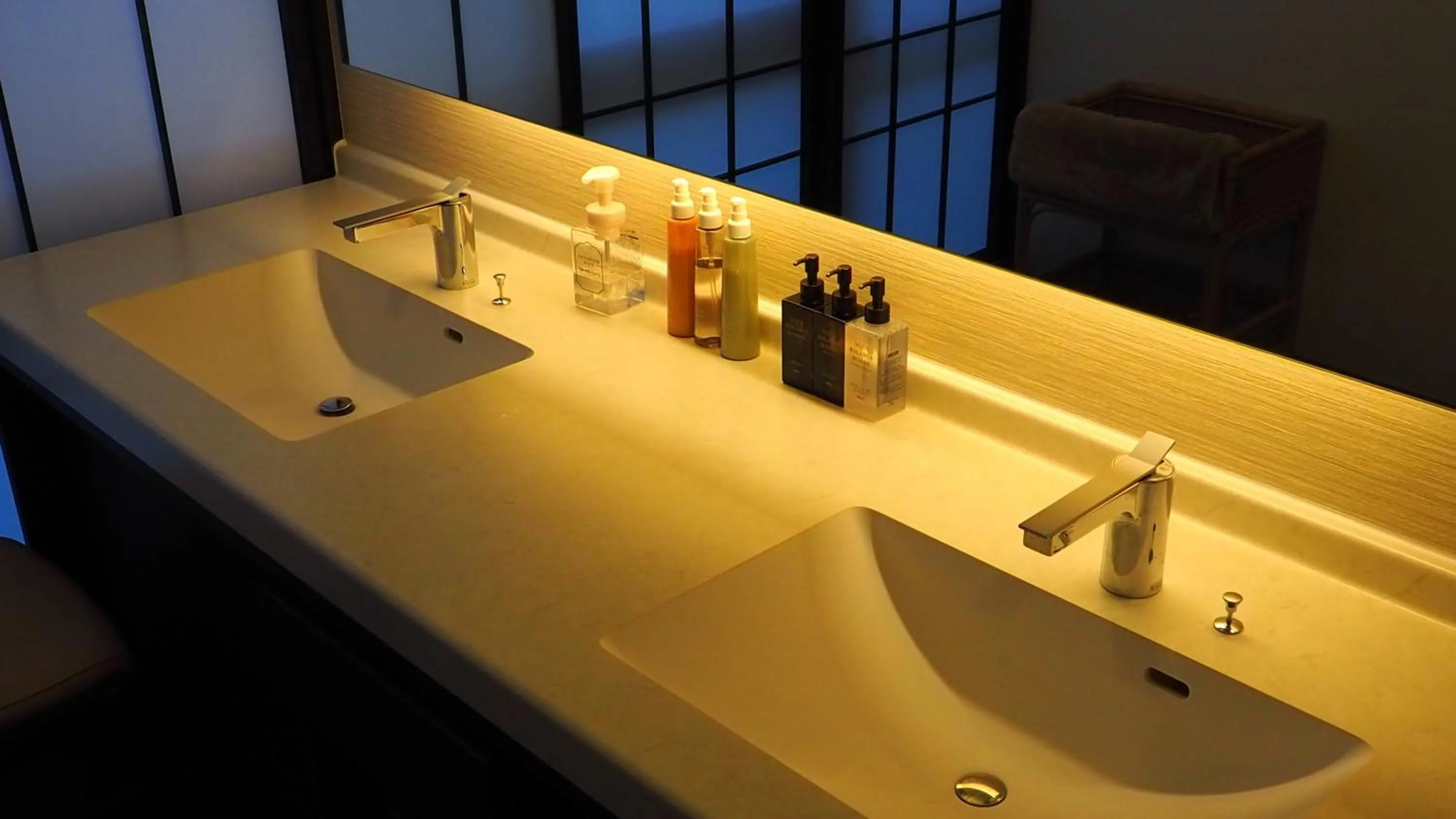 Photo of the whole room in Shin Kadoya