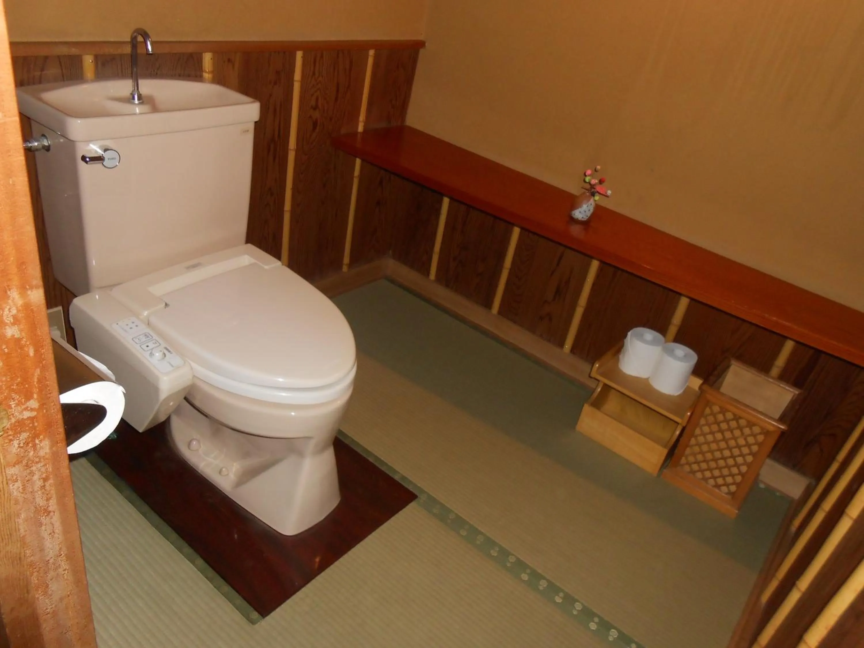Toilet in Shin Kadoya
