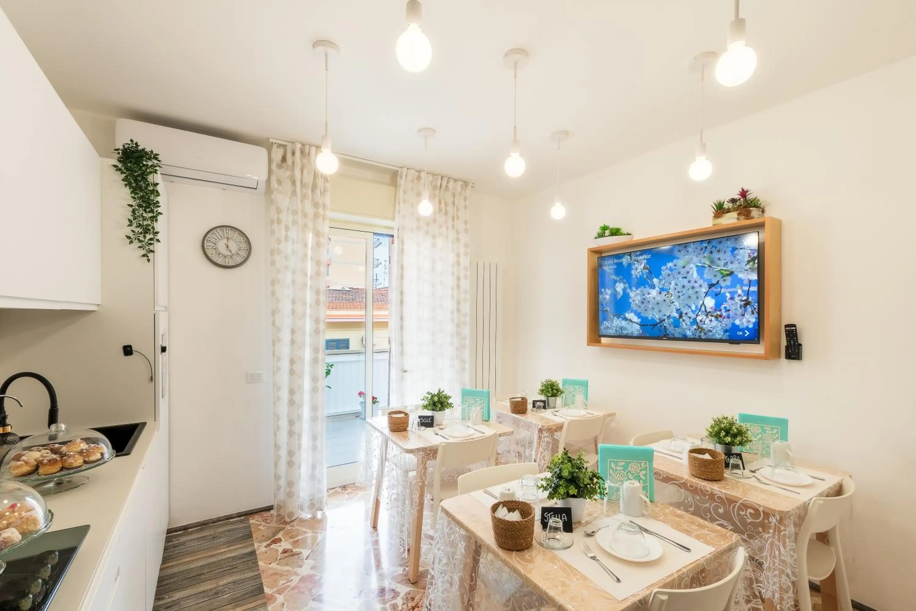 Communal lounge/ TV room in Ciccio Rooms and breakfast - Self check-in