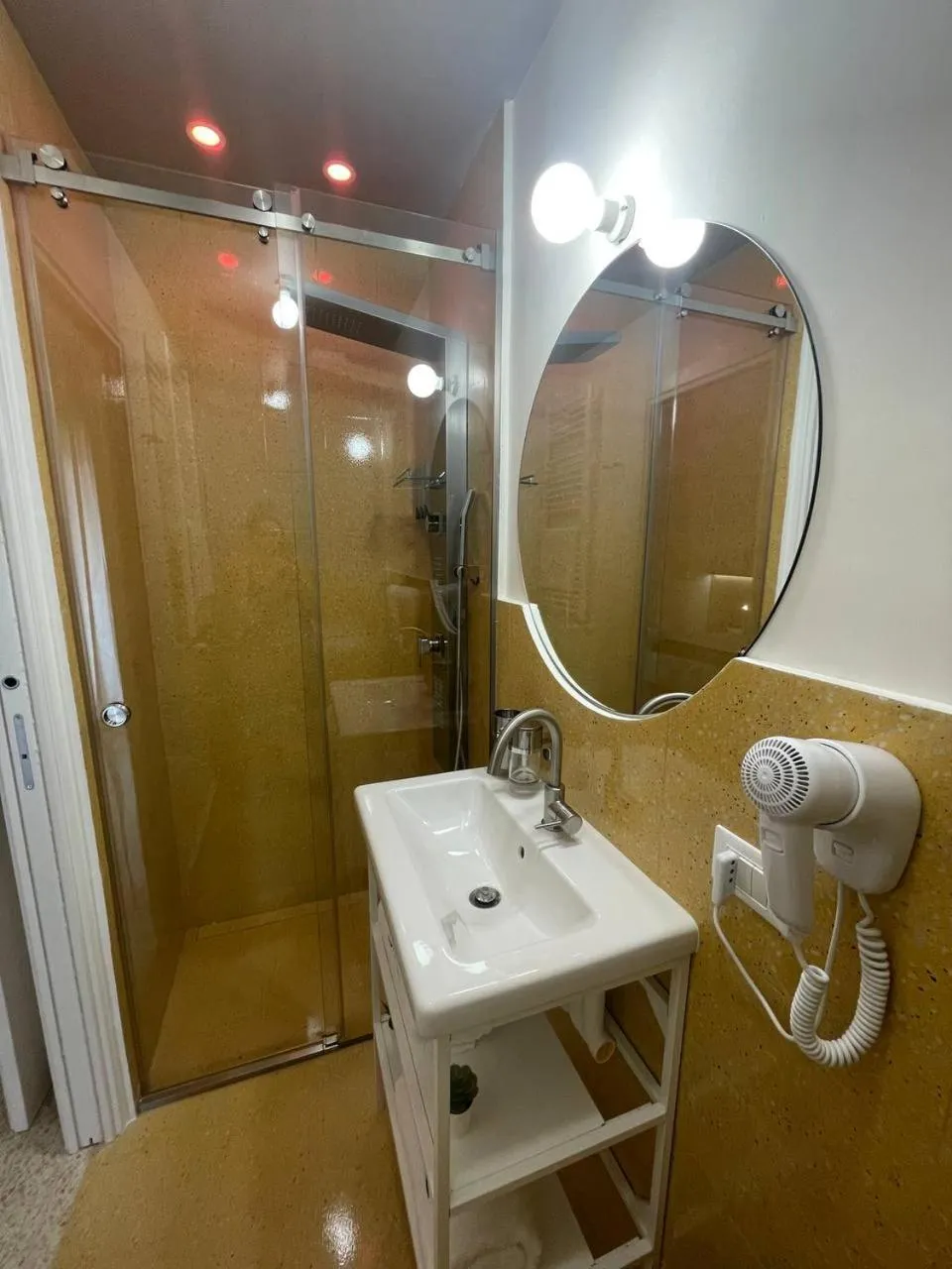 Shower, Bathroom in Ciccio R&B di Rosaria Profeta