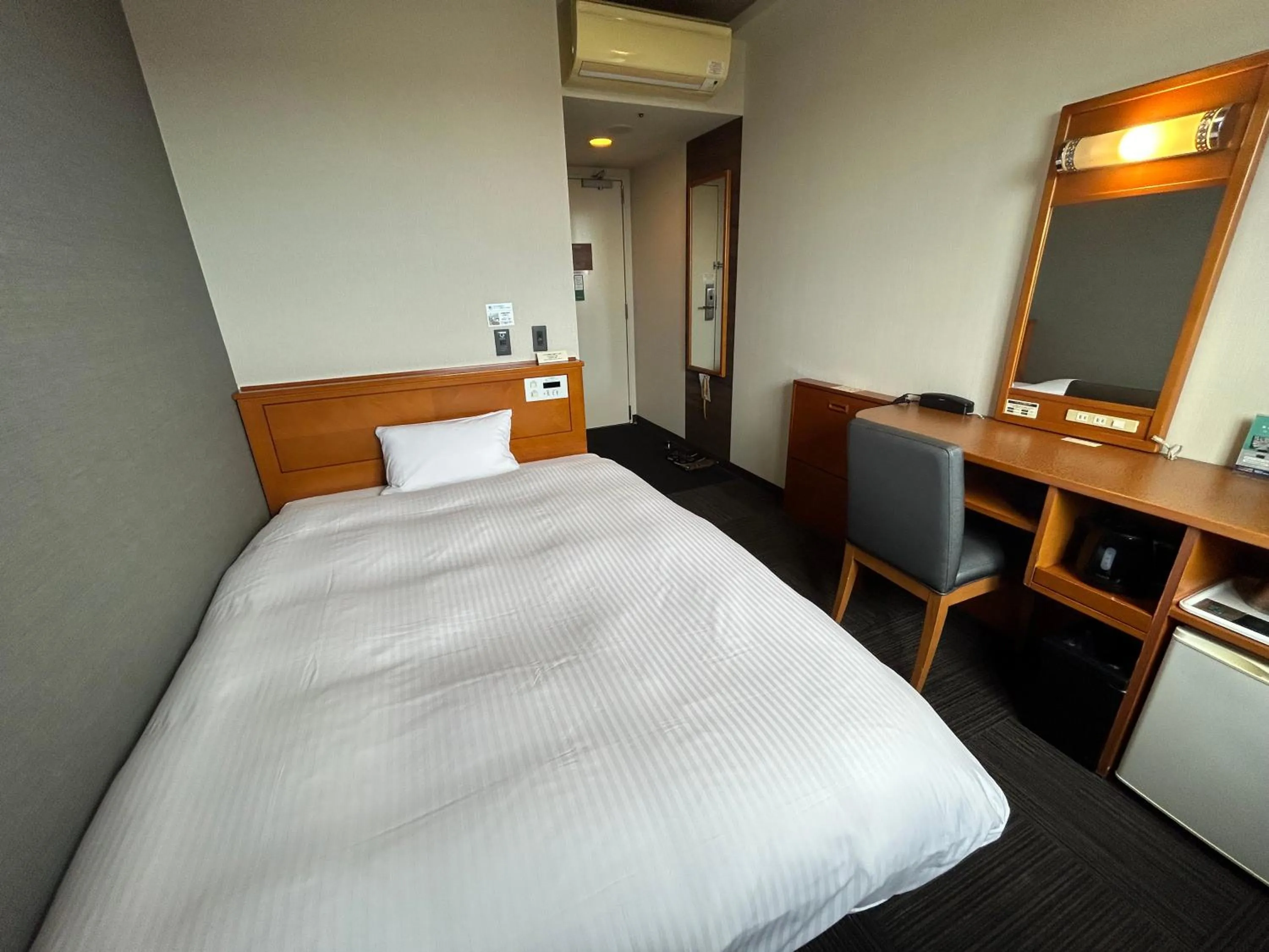 Photo of the whole room, Bed in Hotel Route-Inn Kanazawa Ekimae