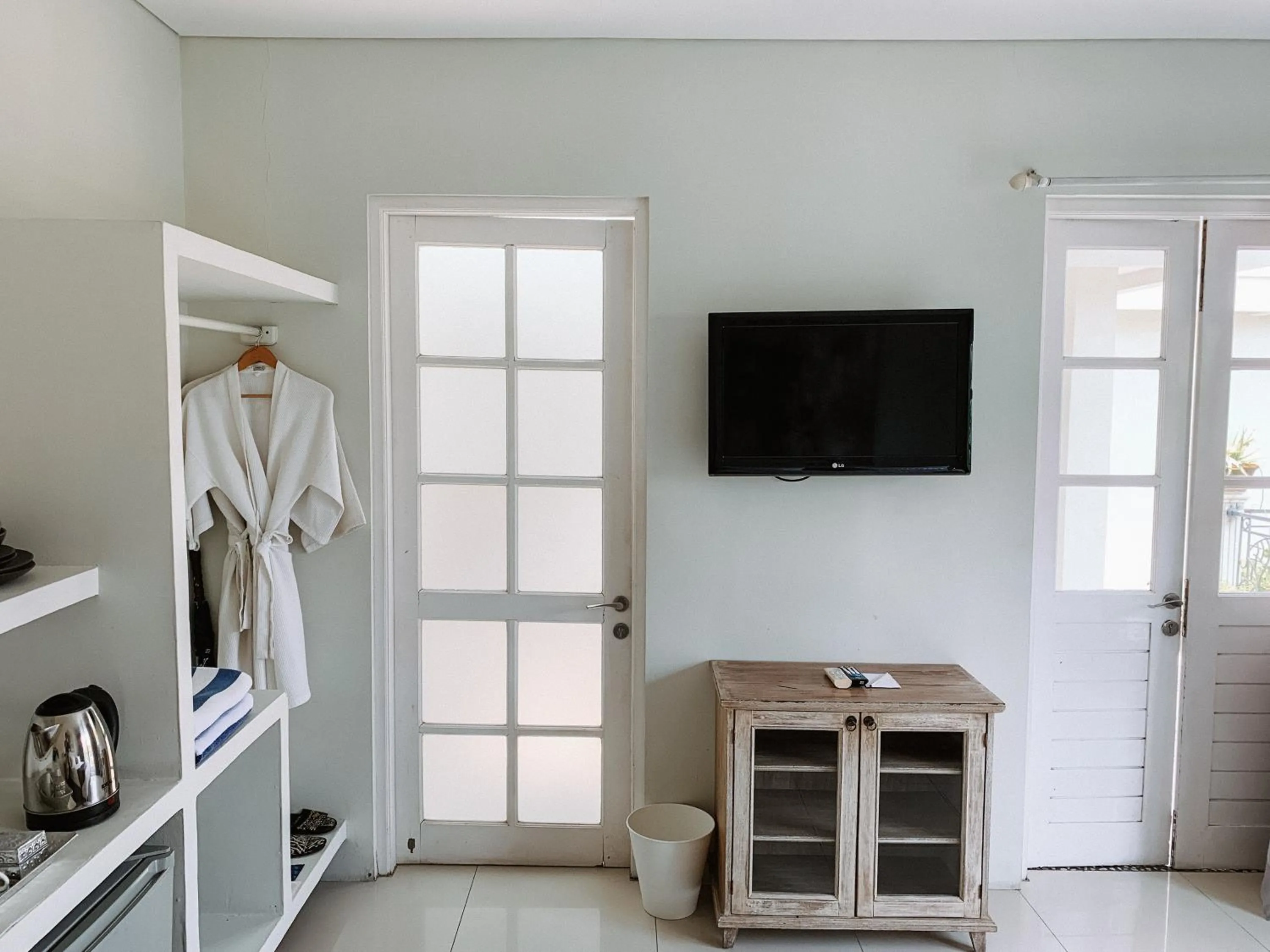 wardrobe in Casa Artista By Kresna Hospitality