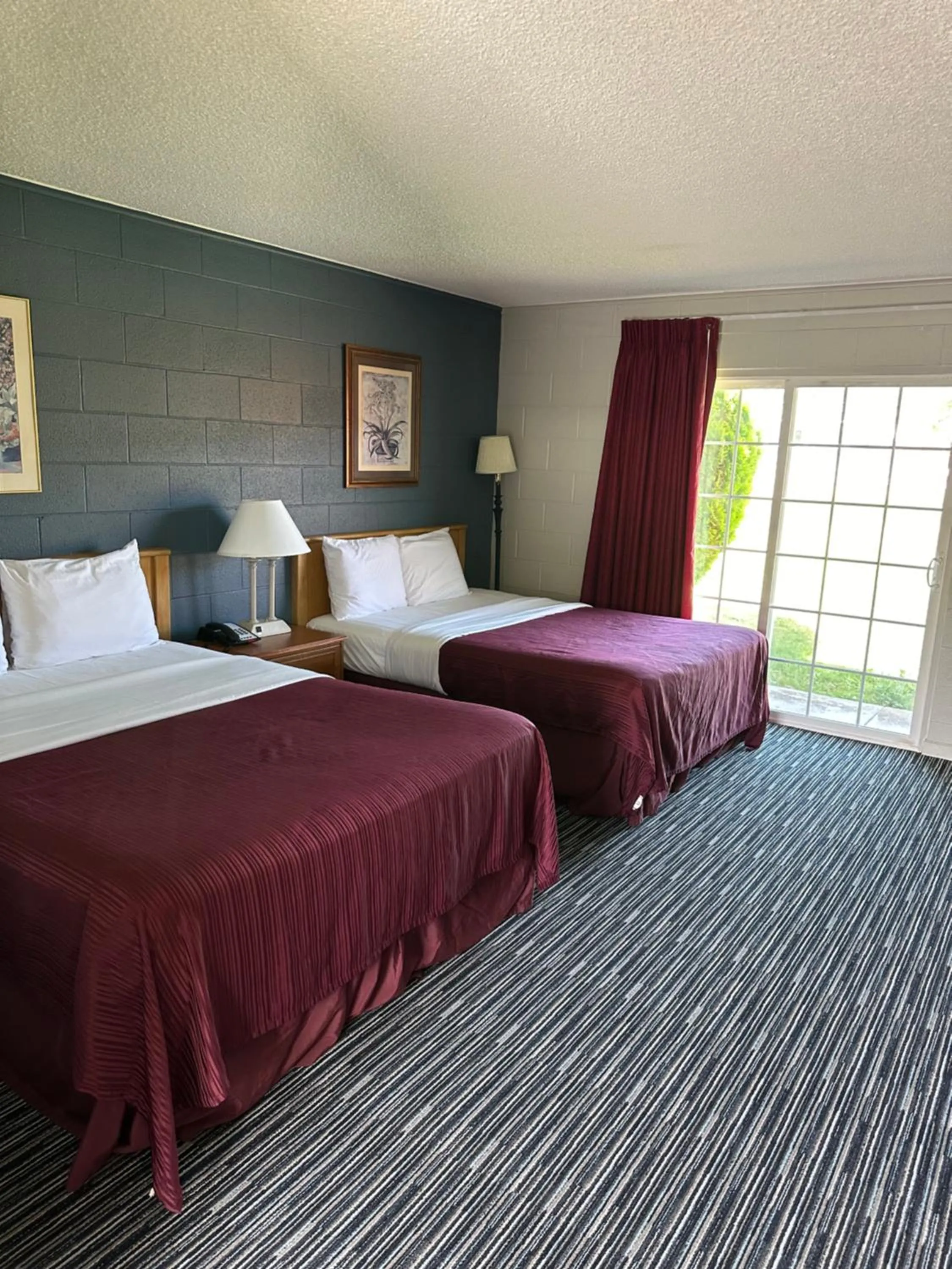 Bed in Relax Inn Yreka