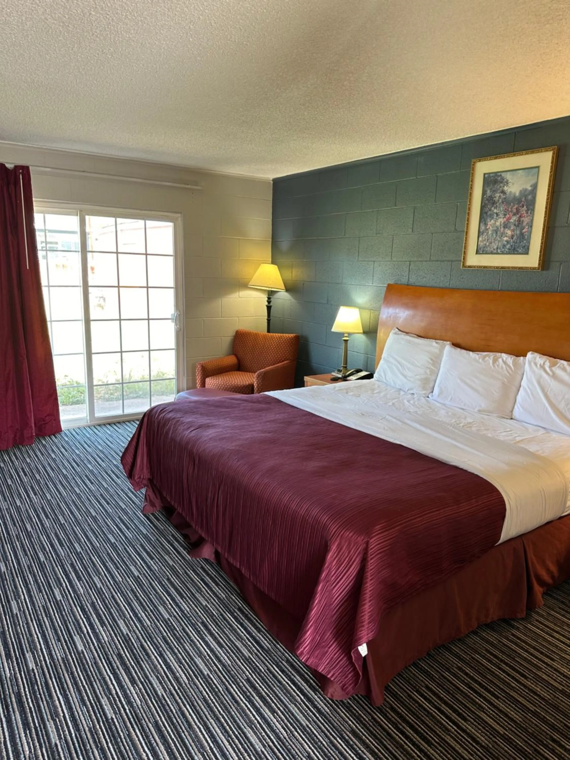 Bed in Relax Inn Yreka