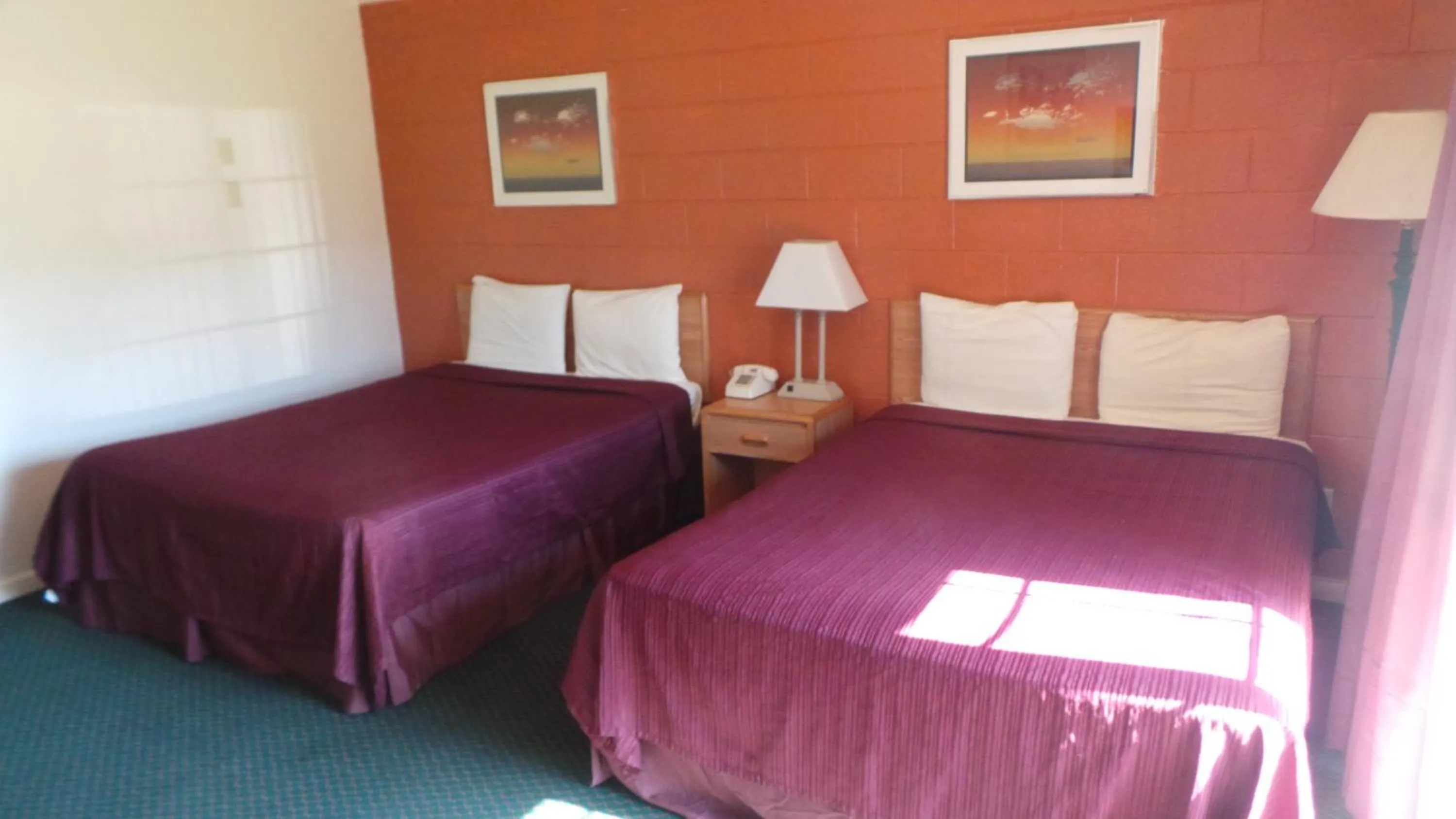 Bed in Relax Inn Yreka