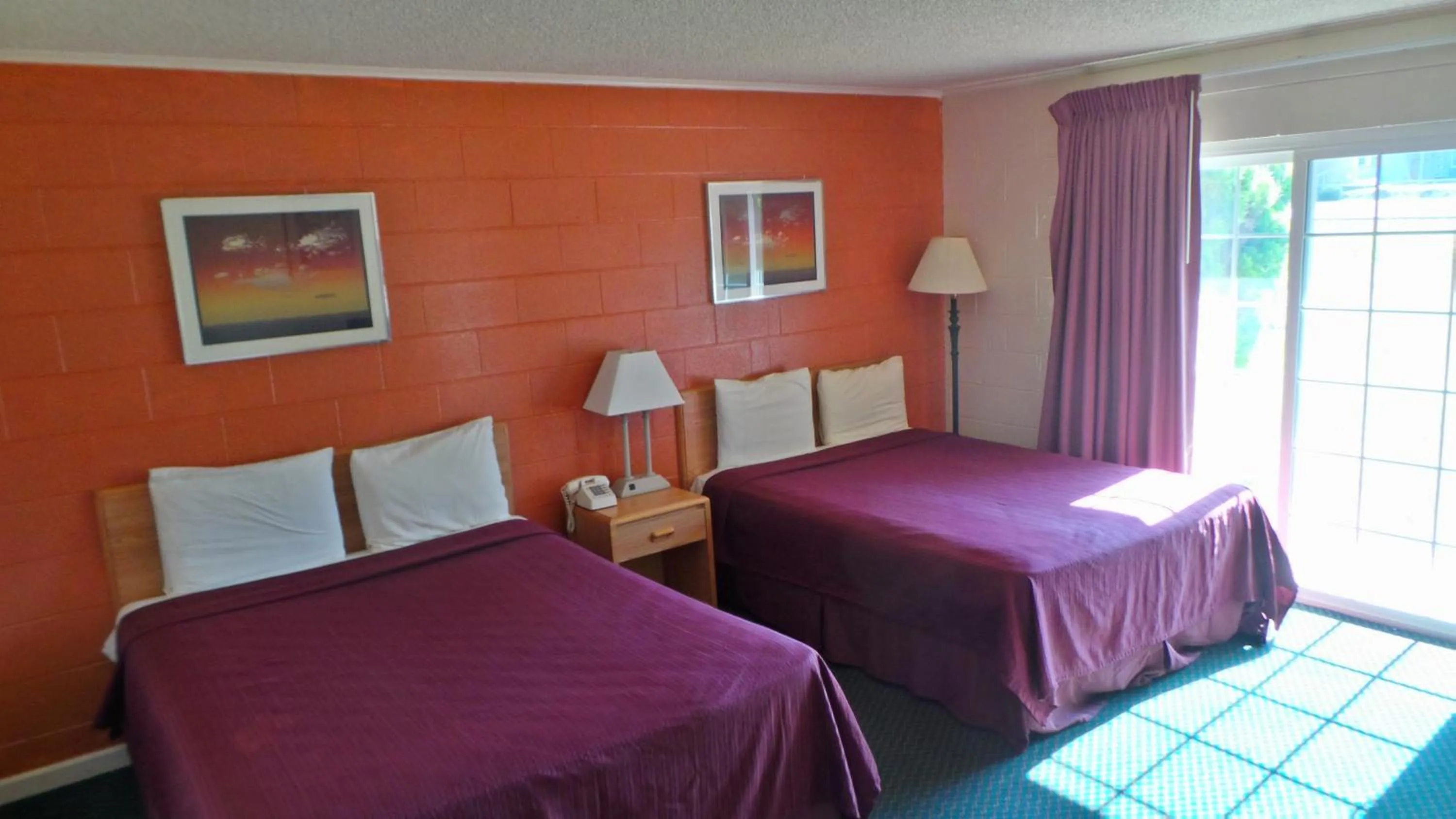 Bed in Relax Inn Yreka