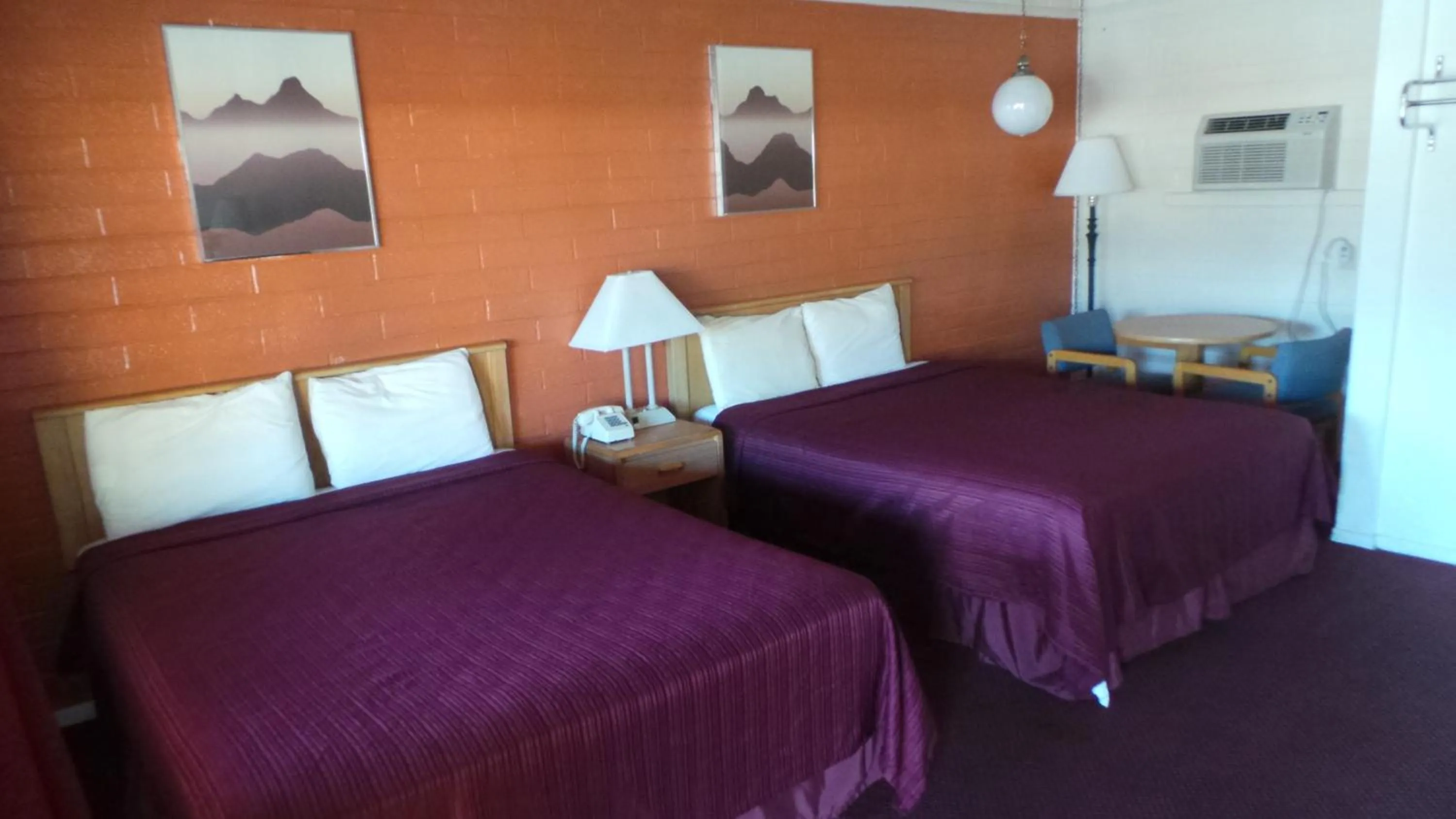 Bed in Relax Inn Yreka