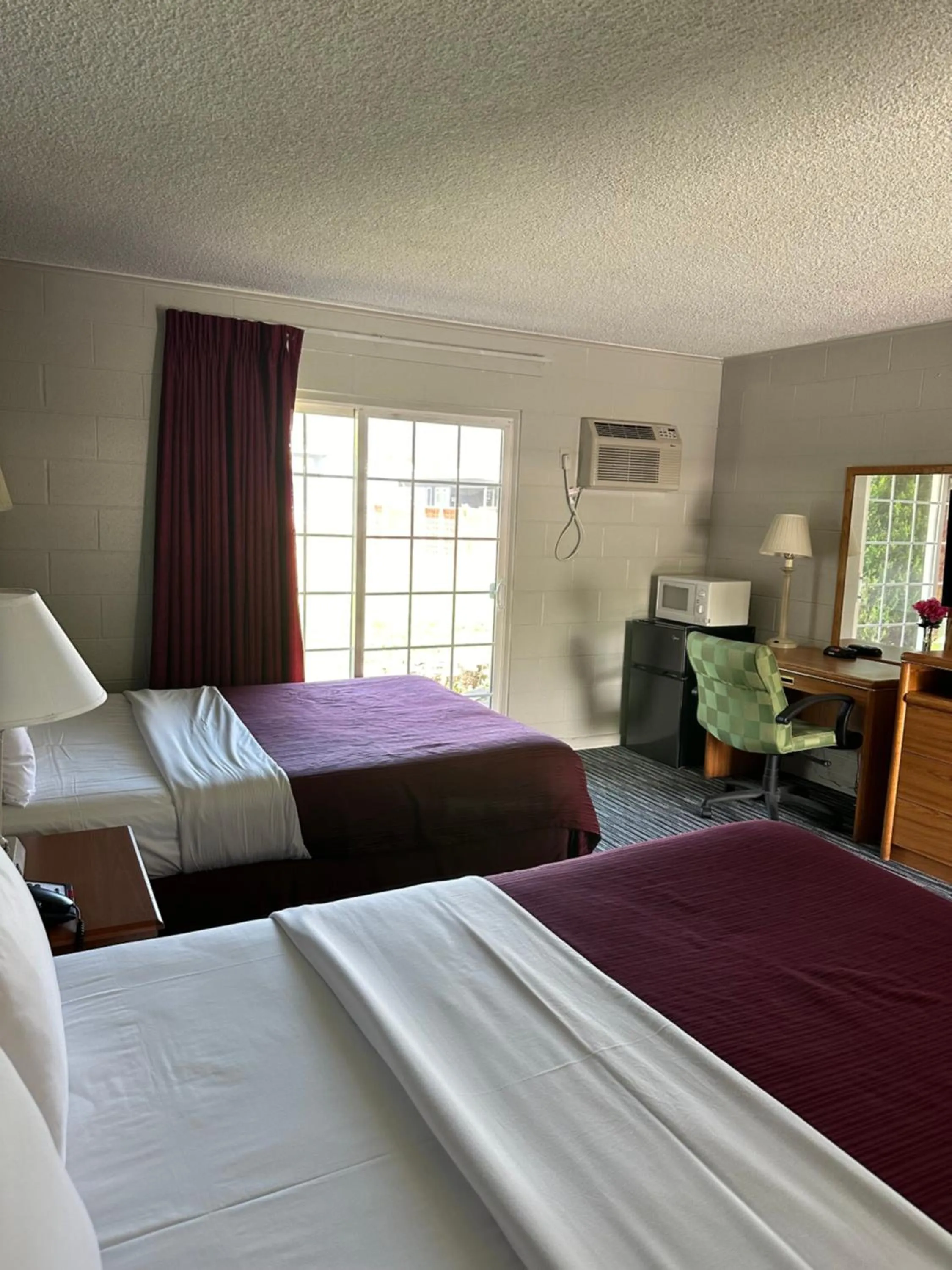 Bed in Relax Inn Yreka