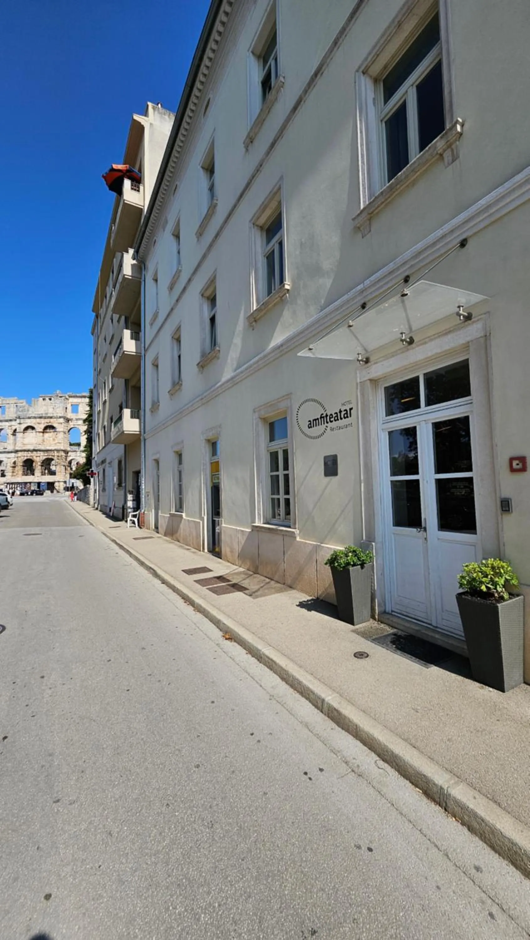 Property building in Hotel Amfiteatar