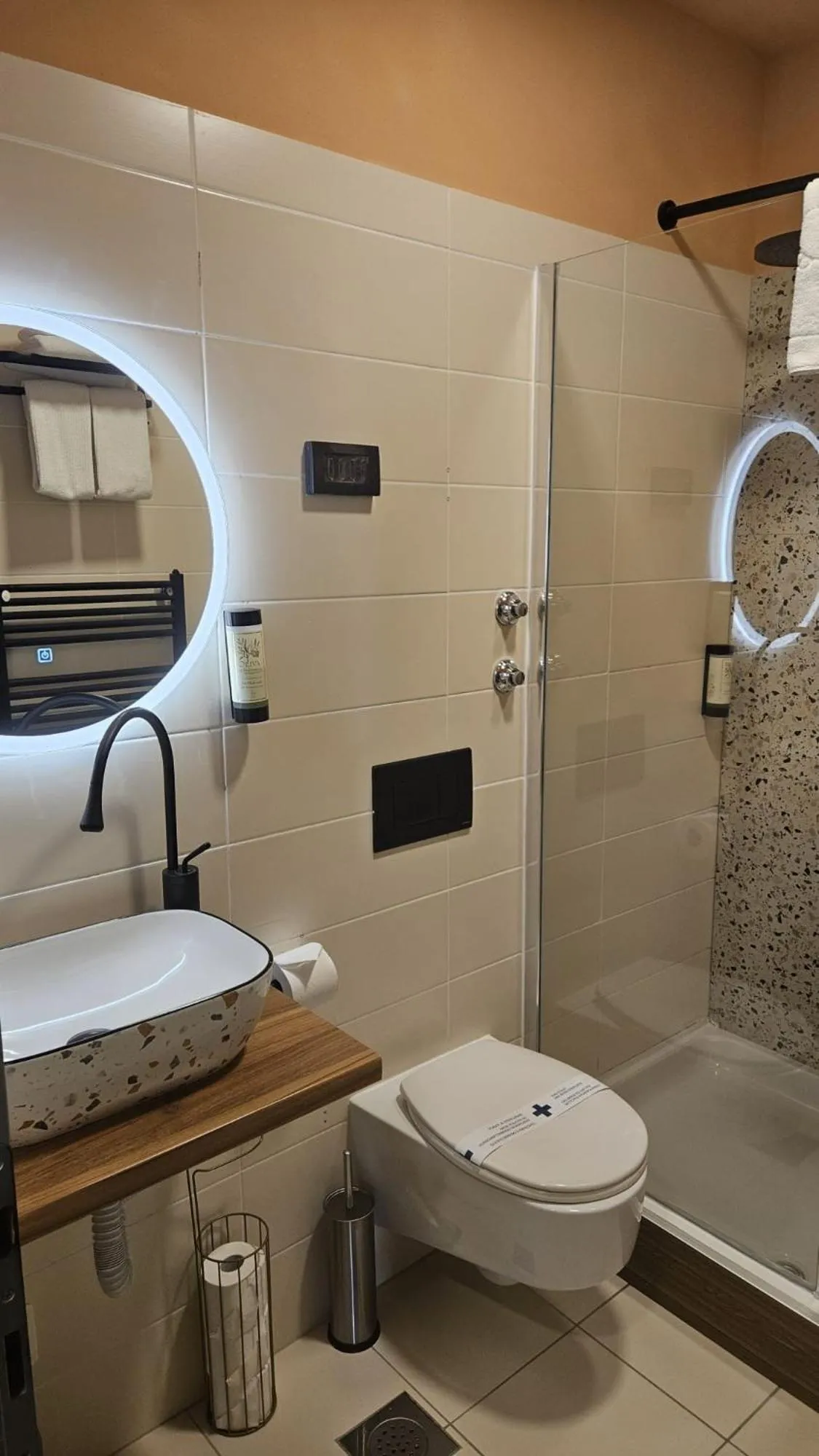 Shower in Hotel Amfiteatar