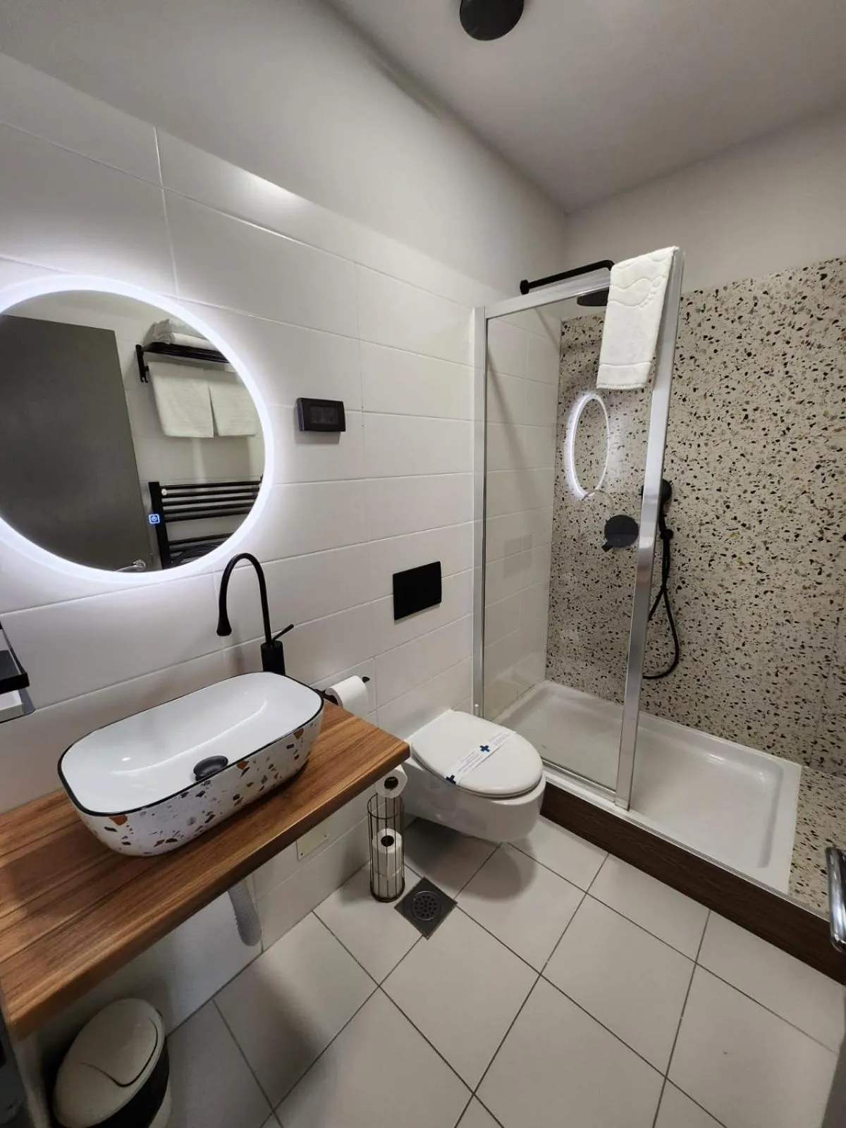 Shower in Hotel Amfiteatar