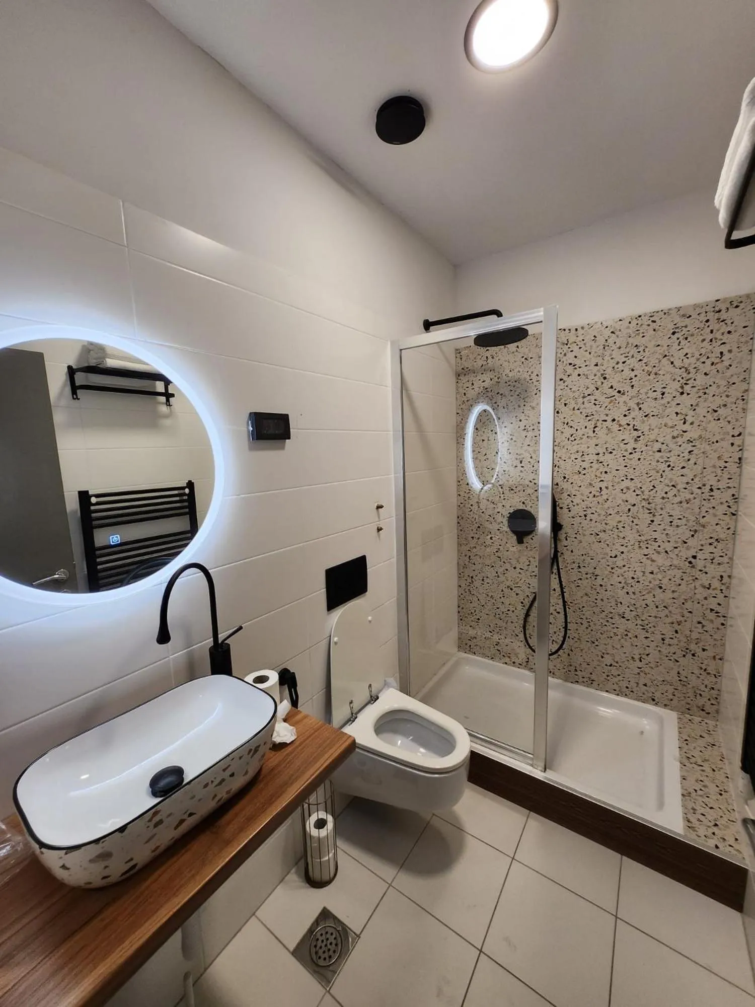 Shower in Hotel Amfiteatar