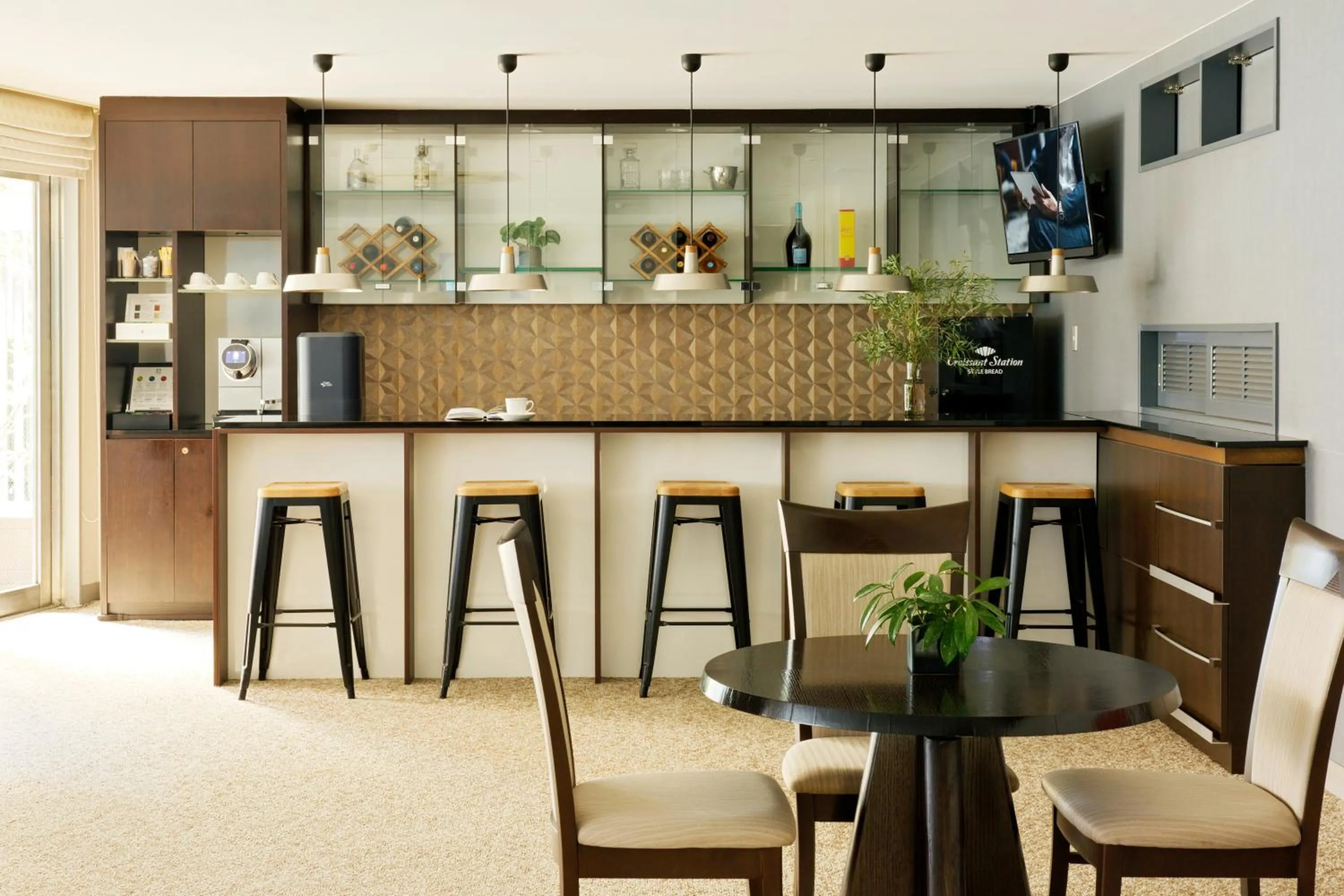 Communal lounge/ TV room in Oakwood Residence Aoyama Tokyo