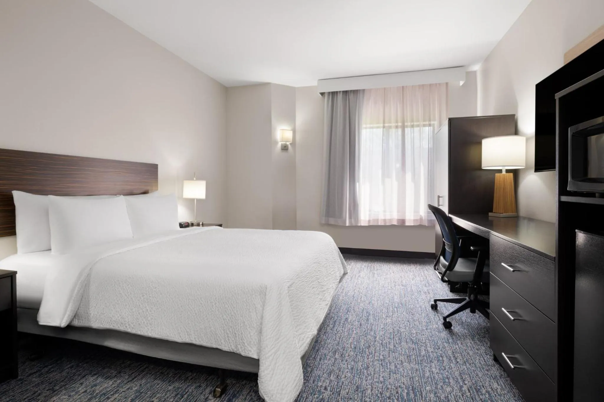 Photo of the whole room, Bed in Garner Hotel Topeka West by IHG
