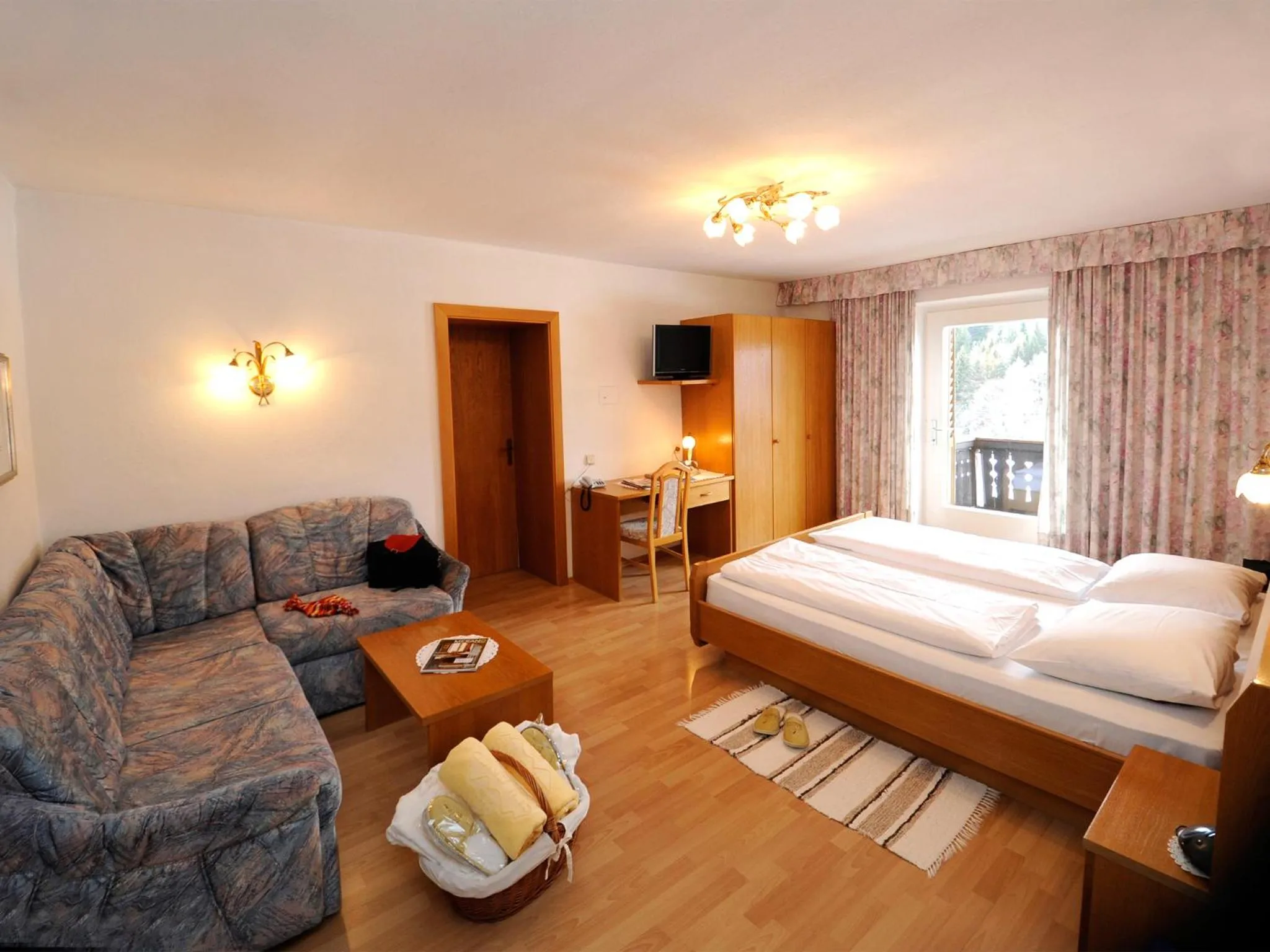 Balcony/Terrace, Bed in Hotel Sulfner