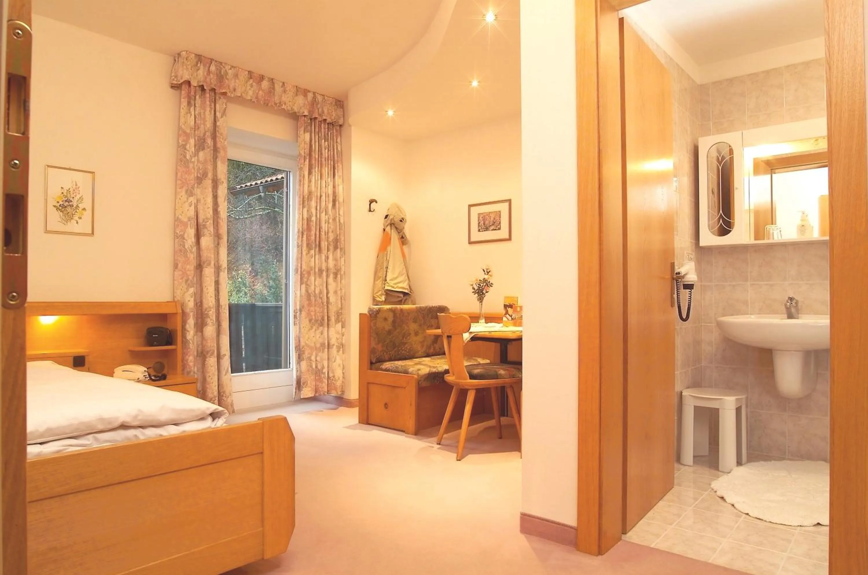 Bathroom, Bed in Hotel Sulfner