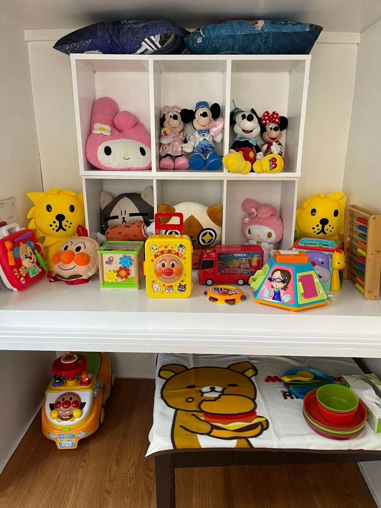 children in Sea View Court Kobe