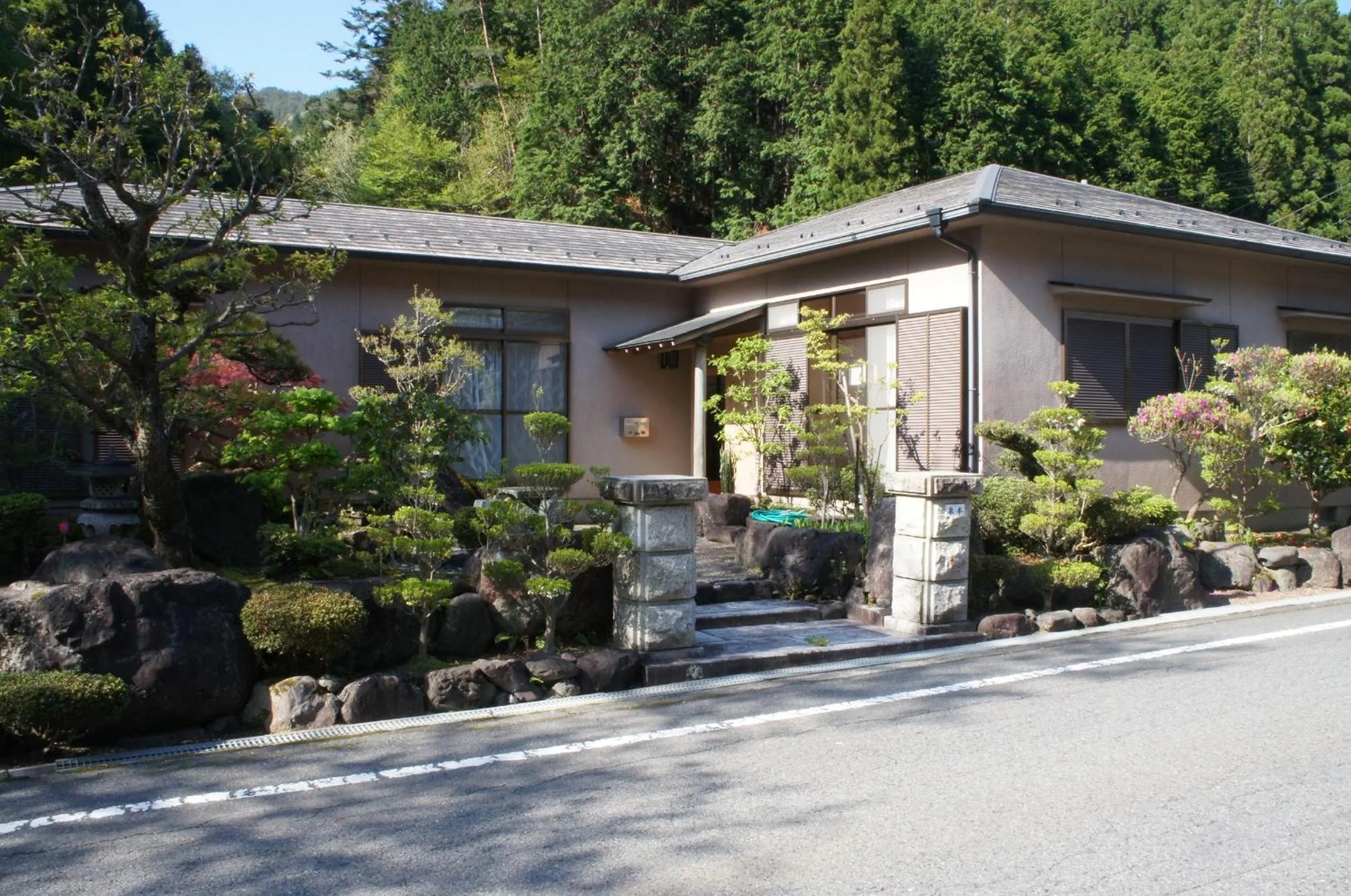 Facade/entrance in Inn Unkai no Sato no Yado 民宿 雲海の里の宿
