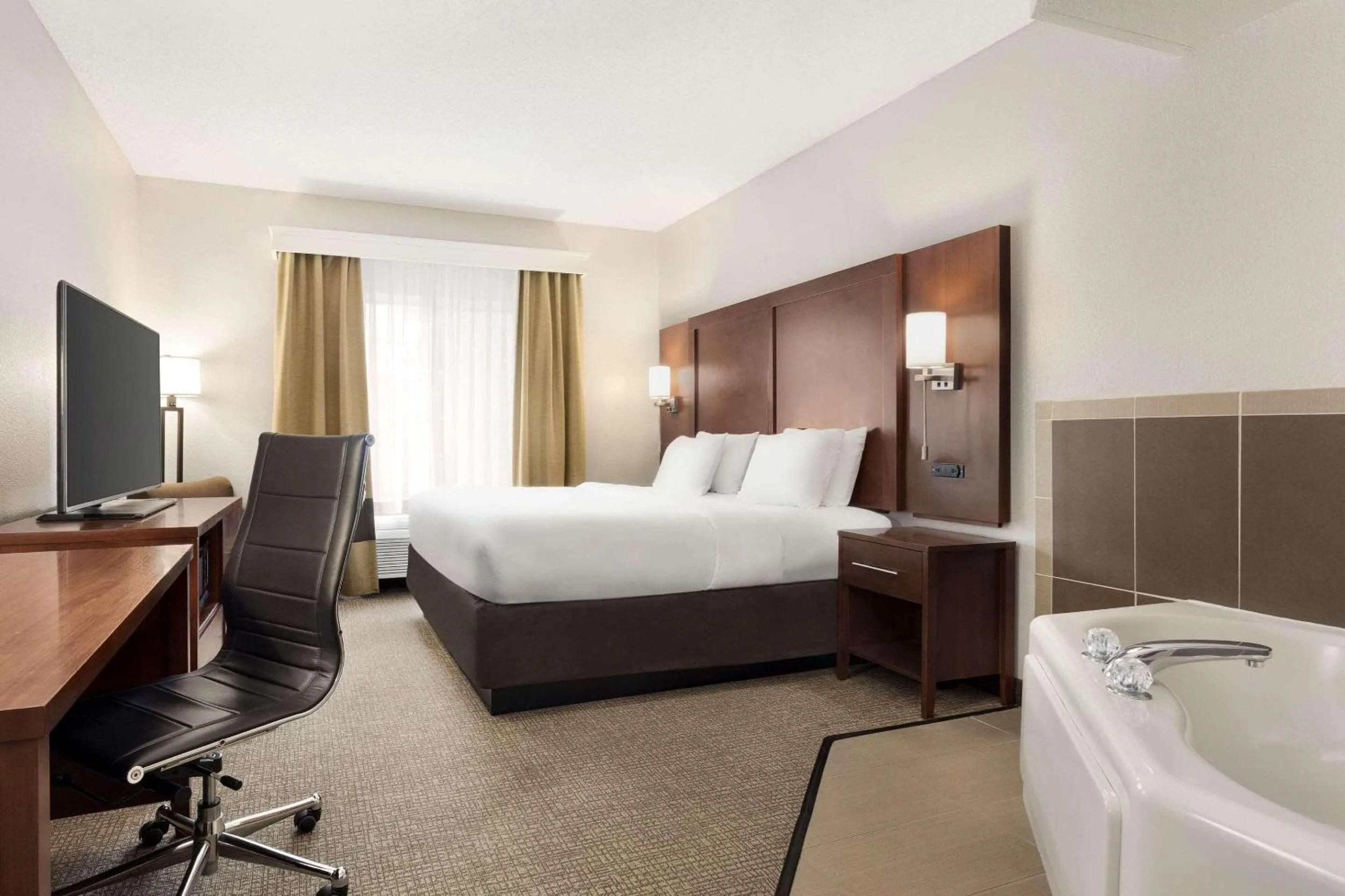 Bedroom, Bed in Country Inn & Suites by Radisson, Stillwater, MN