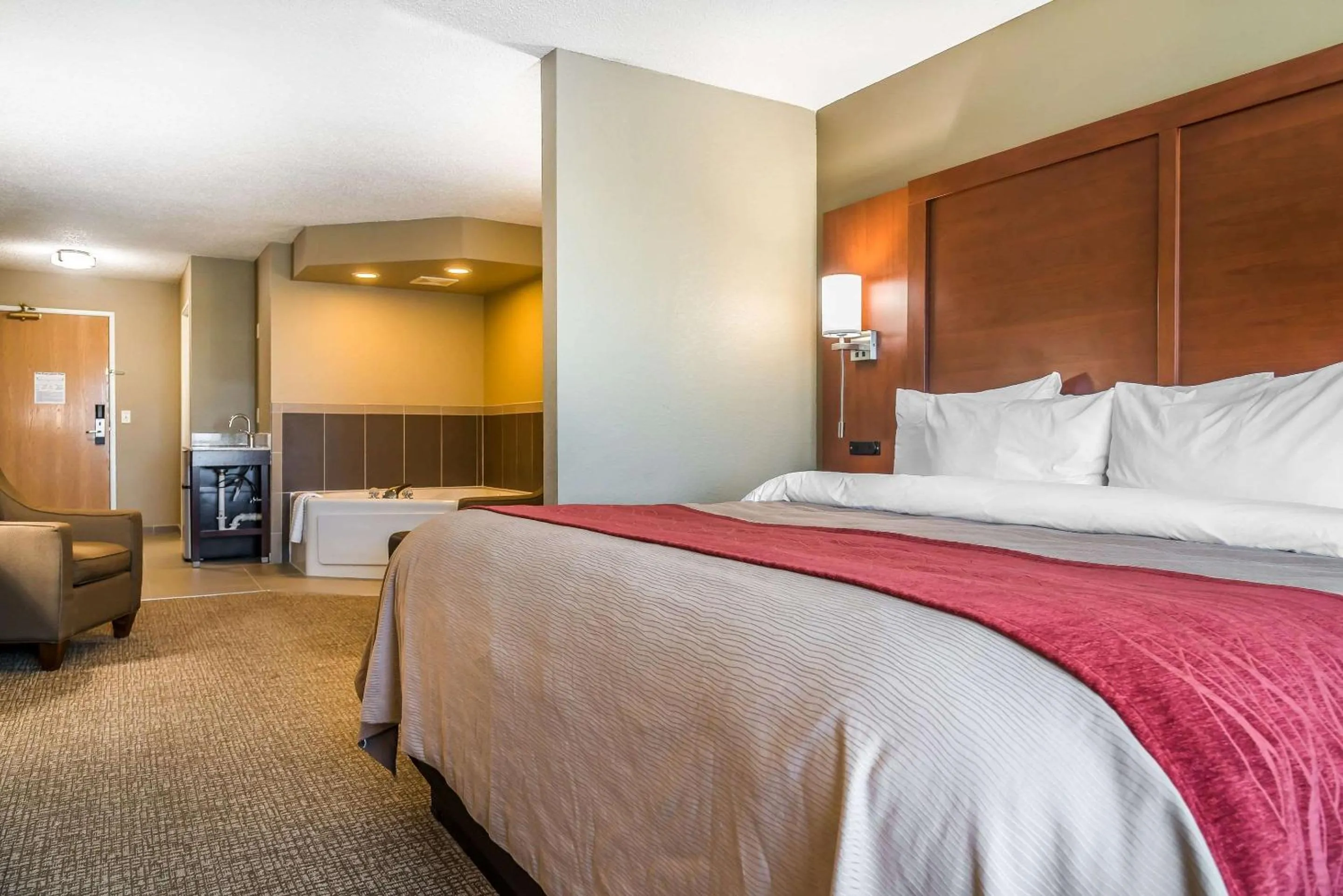 Photo of the whole room, Bed in Country Inn & Suites by Radisson, Stillwater, MN