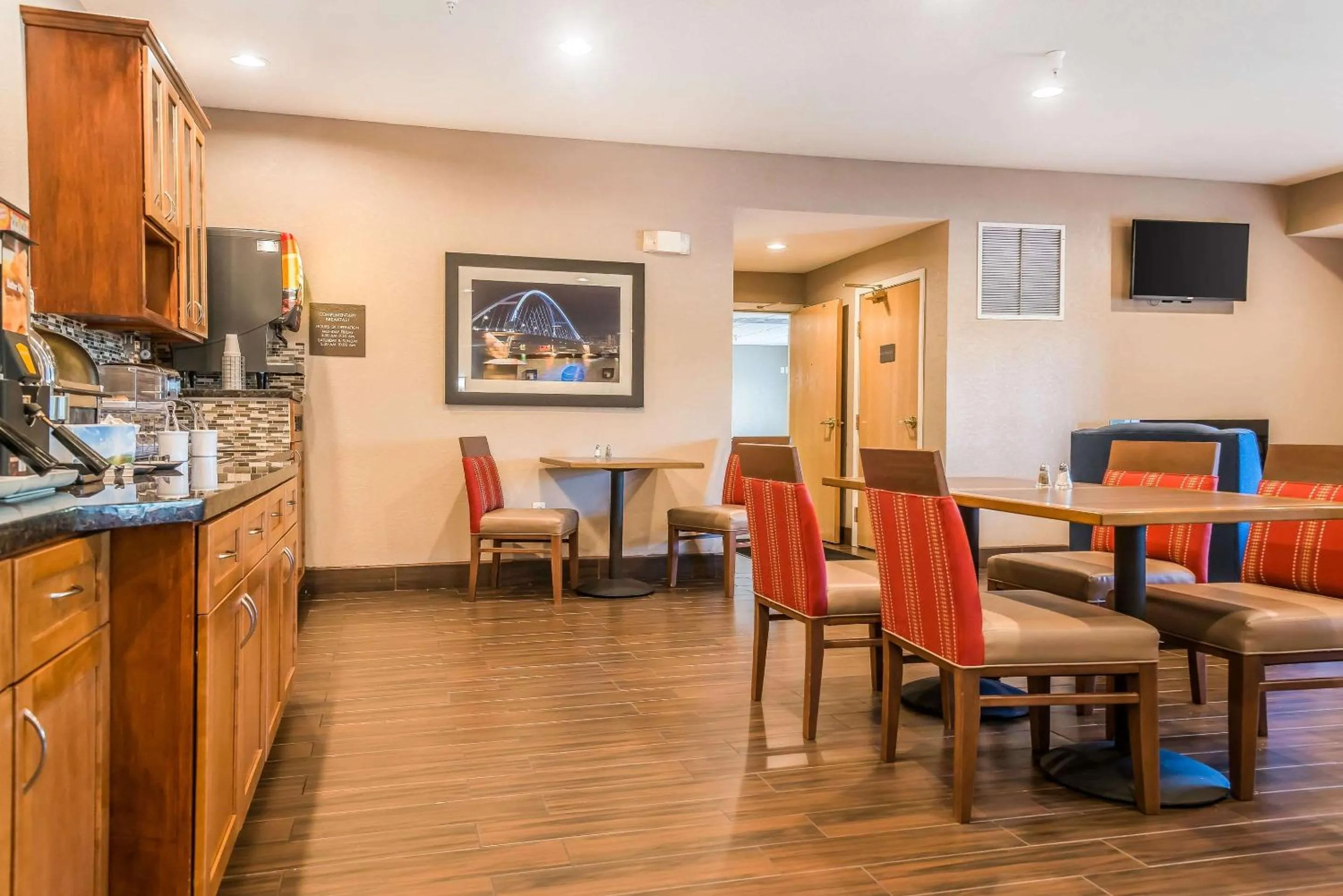 Breakfast in Country Inn & Suites by Radisson, Stillwater, MN