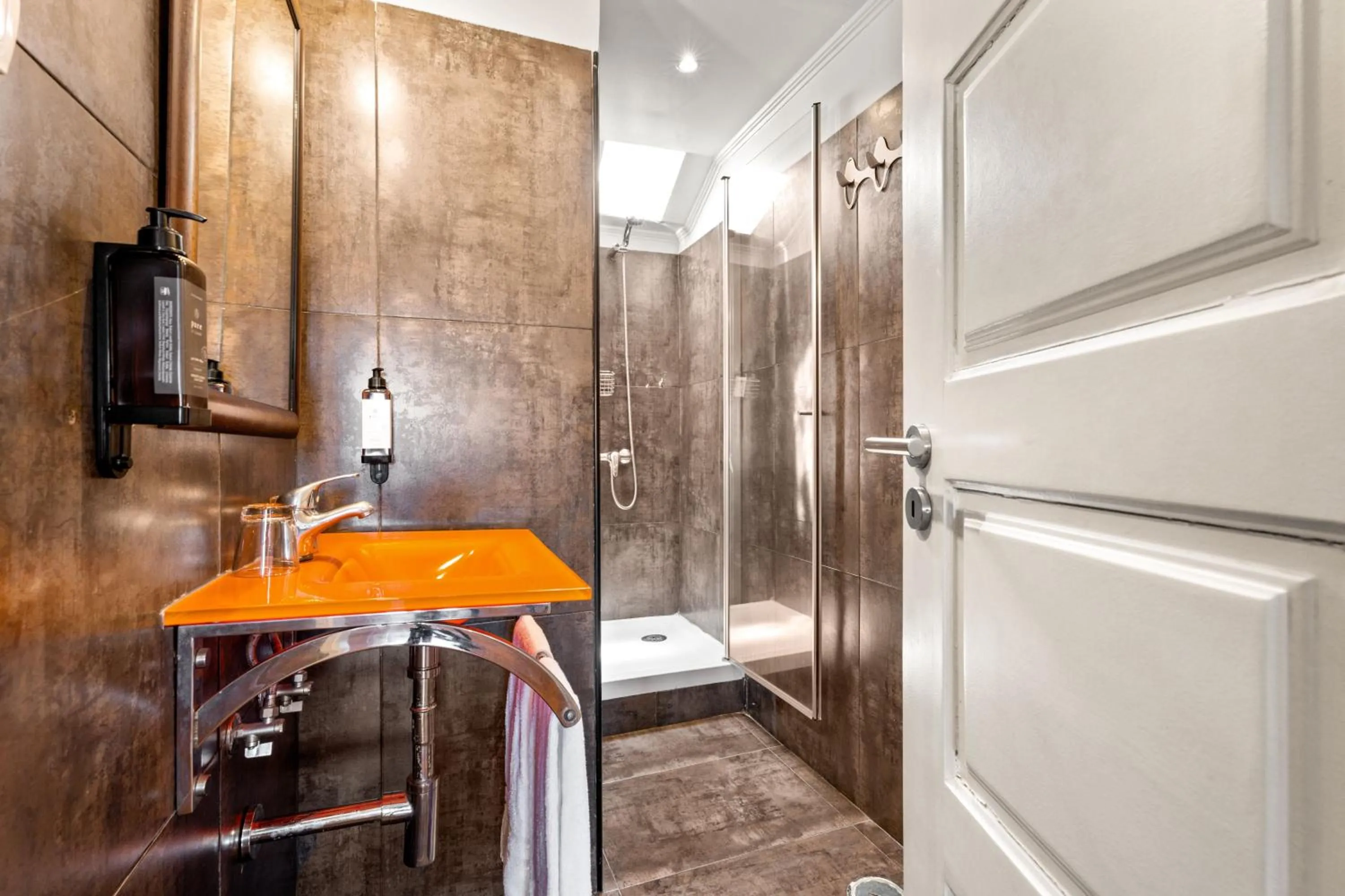 Bathroom in Casa do Patio by Shiadu