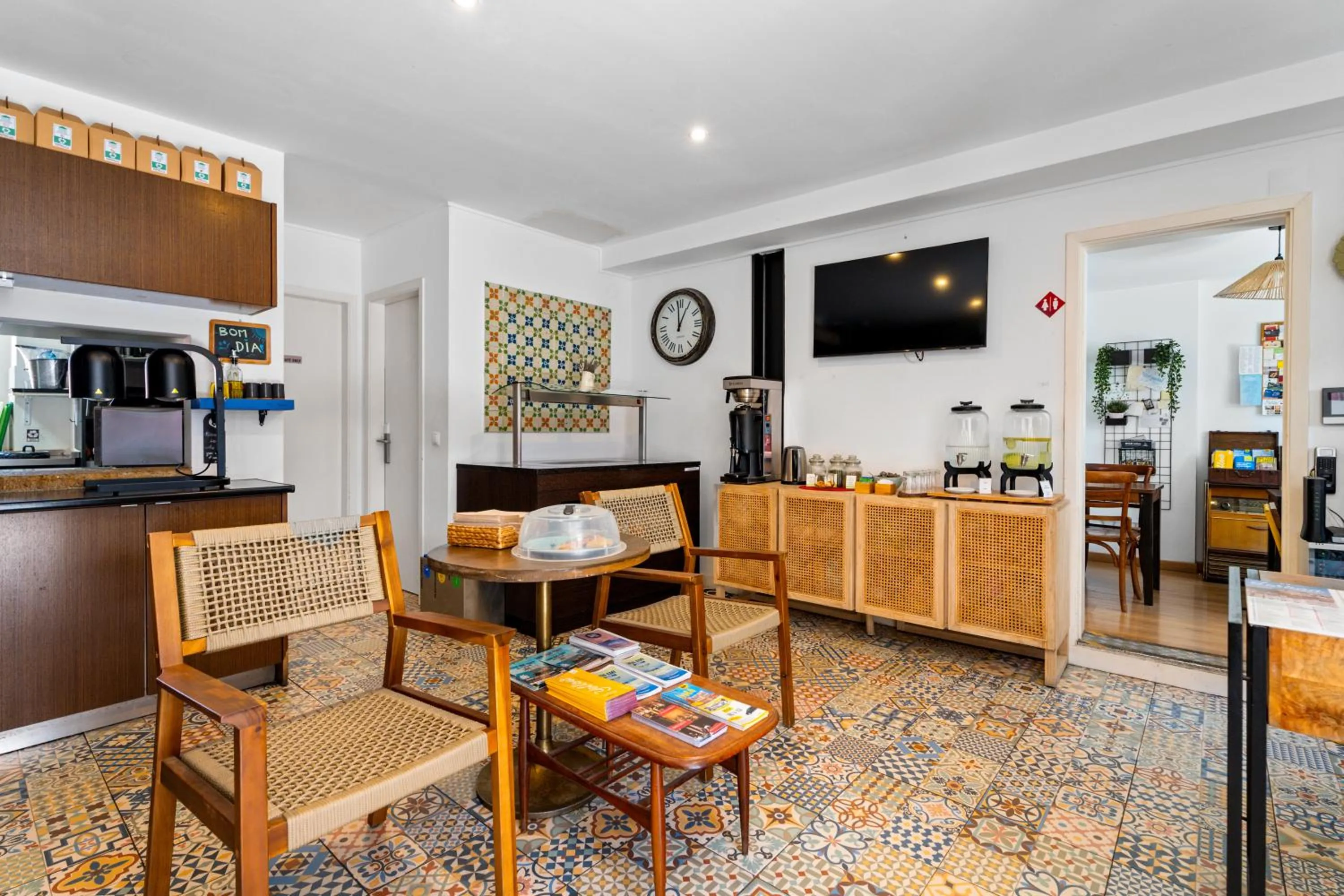 Communal lounge/ TV room in Casa do Patio by Shiadu