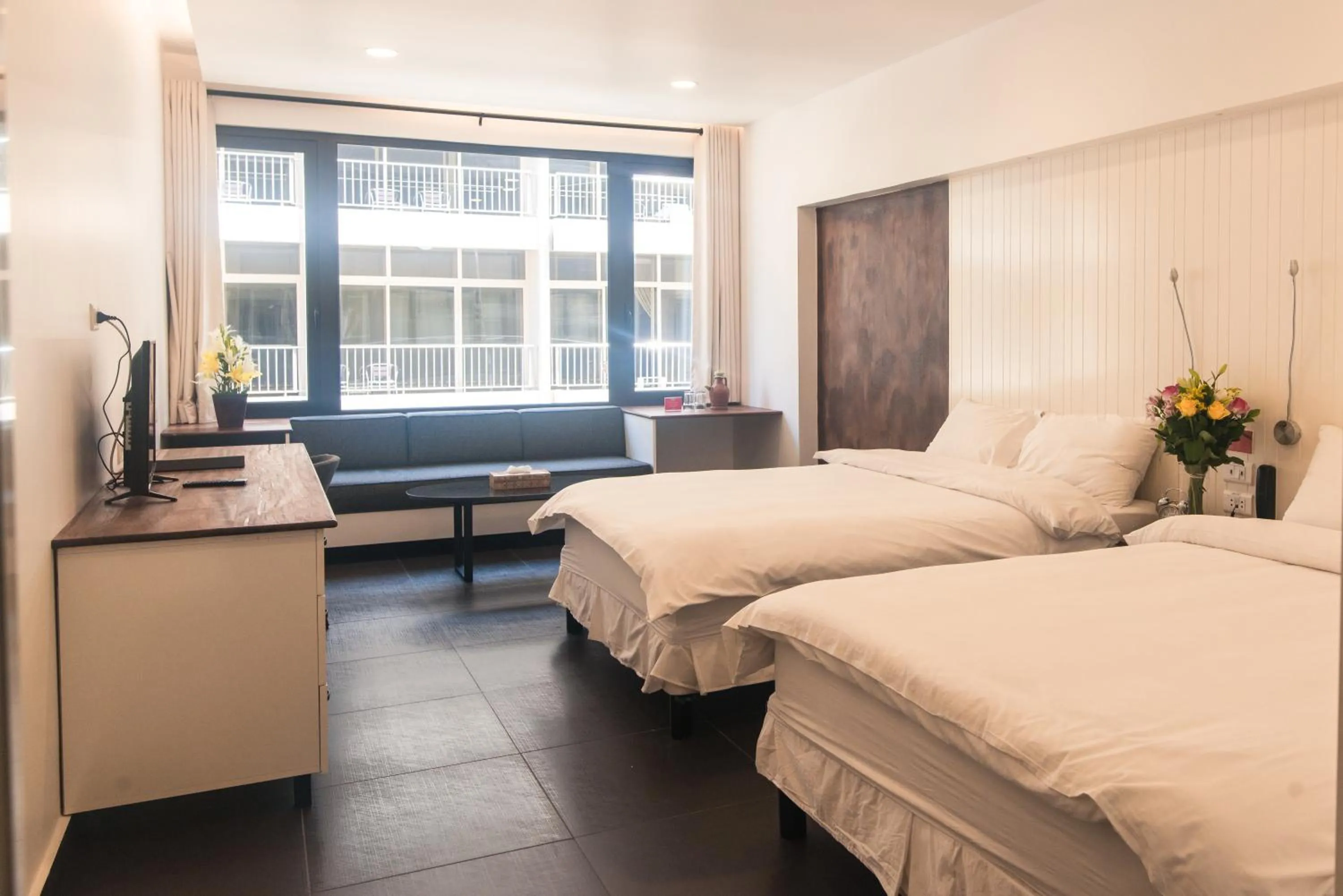 Photo of the whole room, Bed in Hamra Urban Gardens