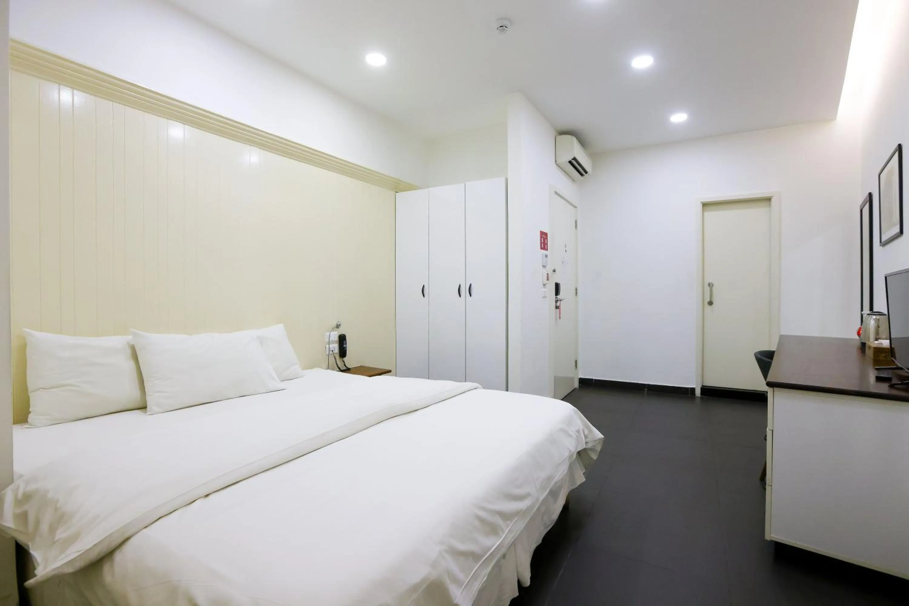 Photo of the whole room, Bed in Hamra Urban Gardens