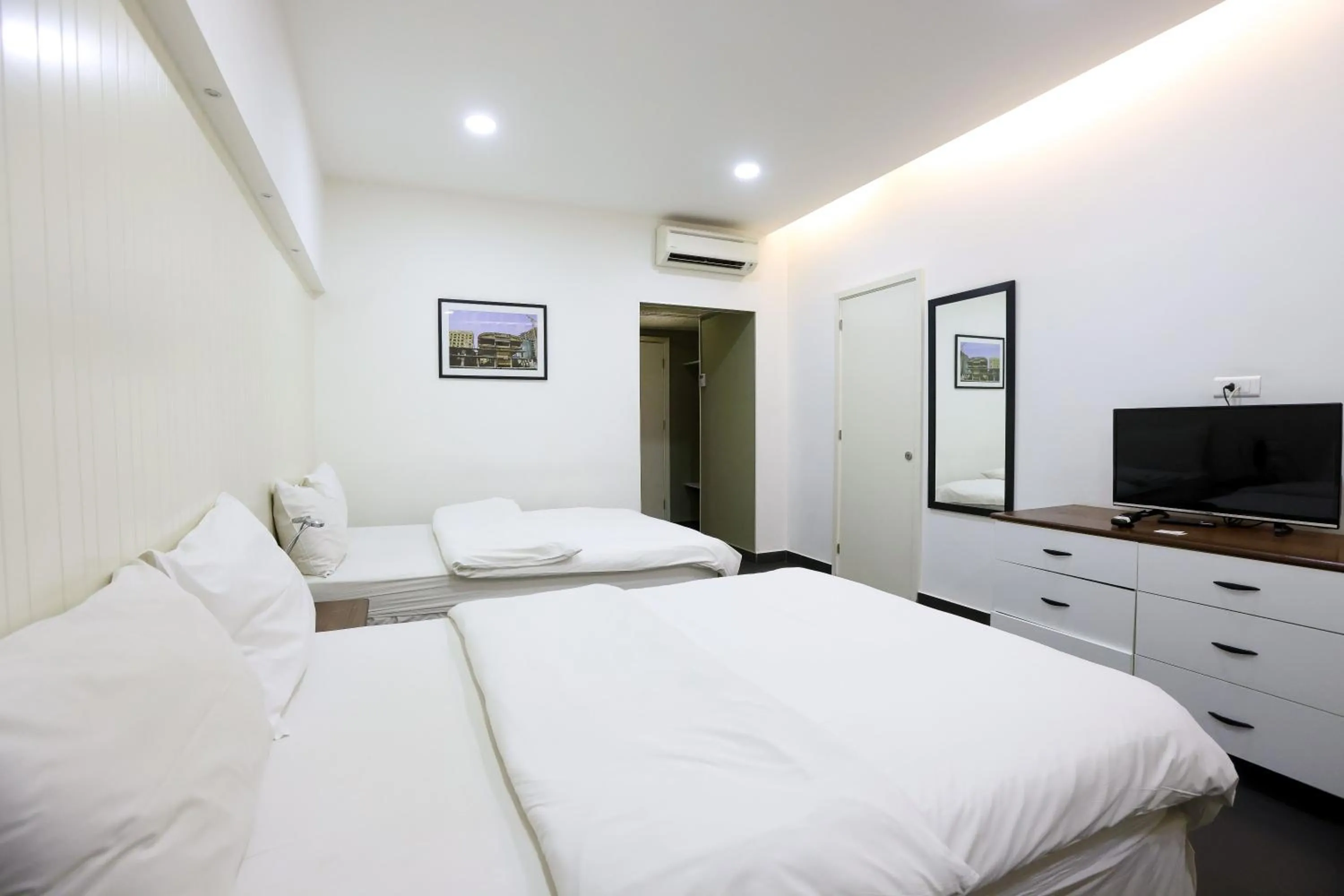 Photo of the whole room, Bed in Hamra Urban Gardens