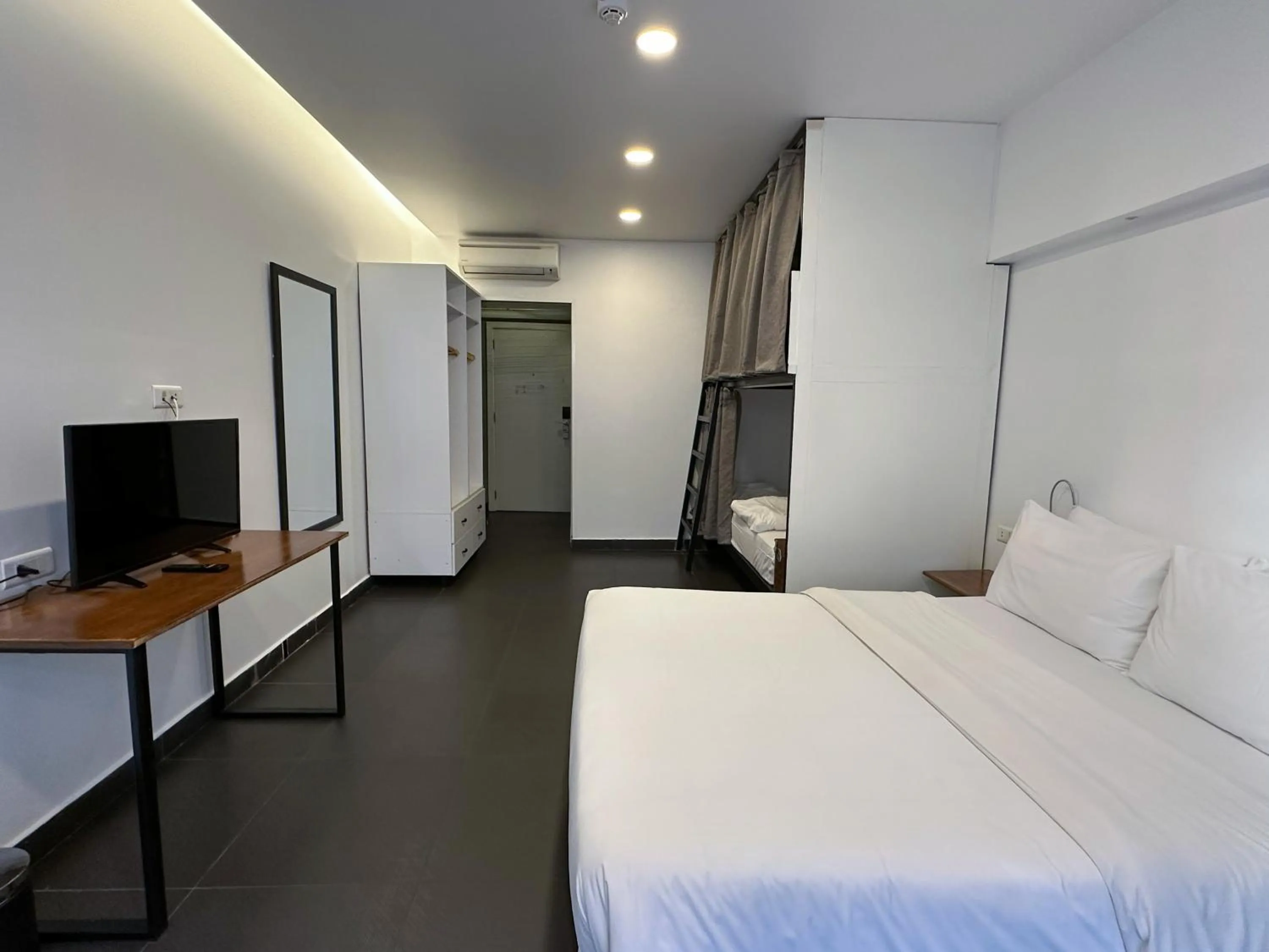 Photo of the whole room, Bed in Hamra Urban Gardens