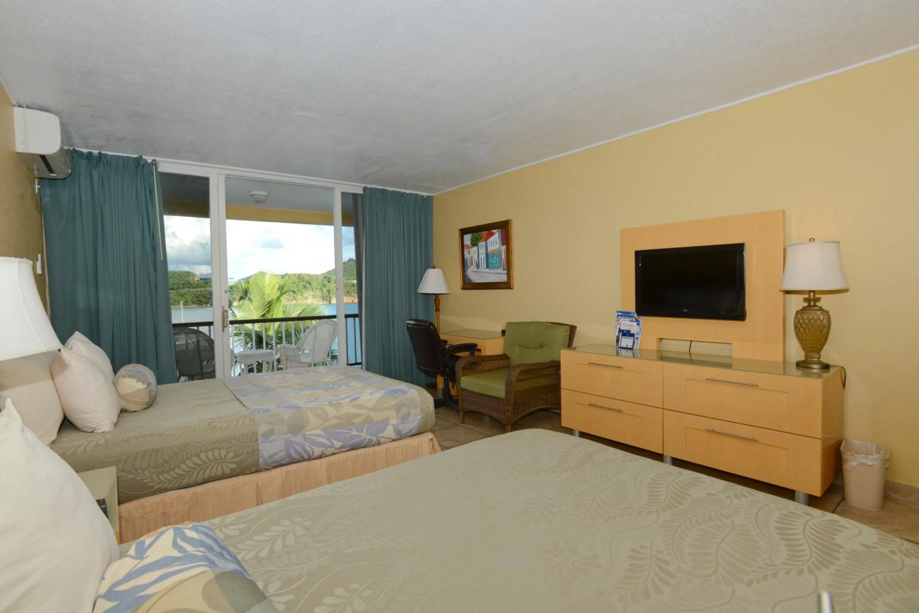 Bedroom, Bed in Lindbergh Bay Hotel