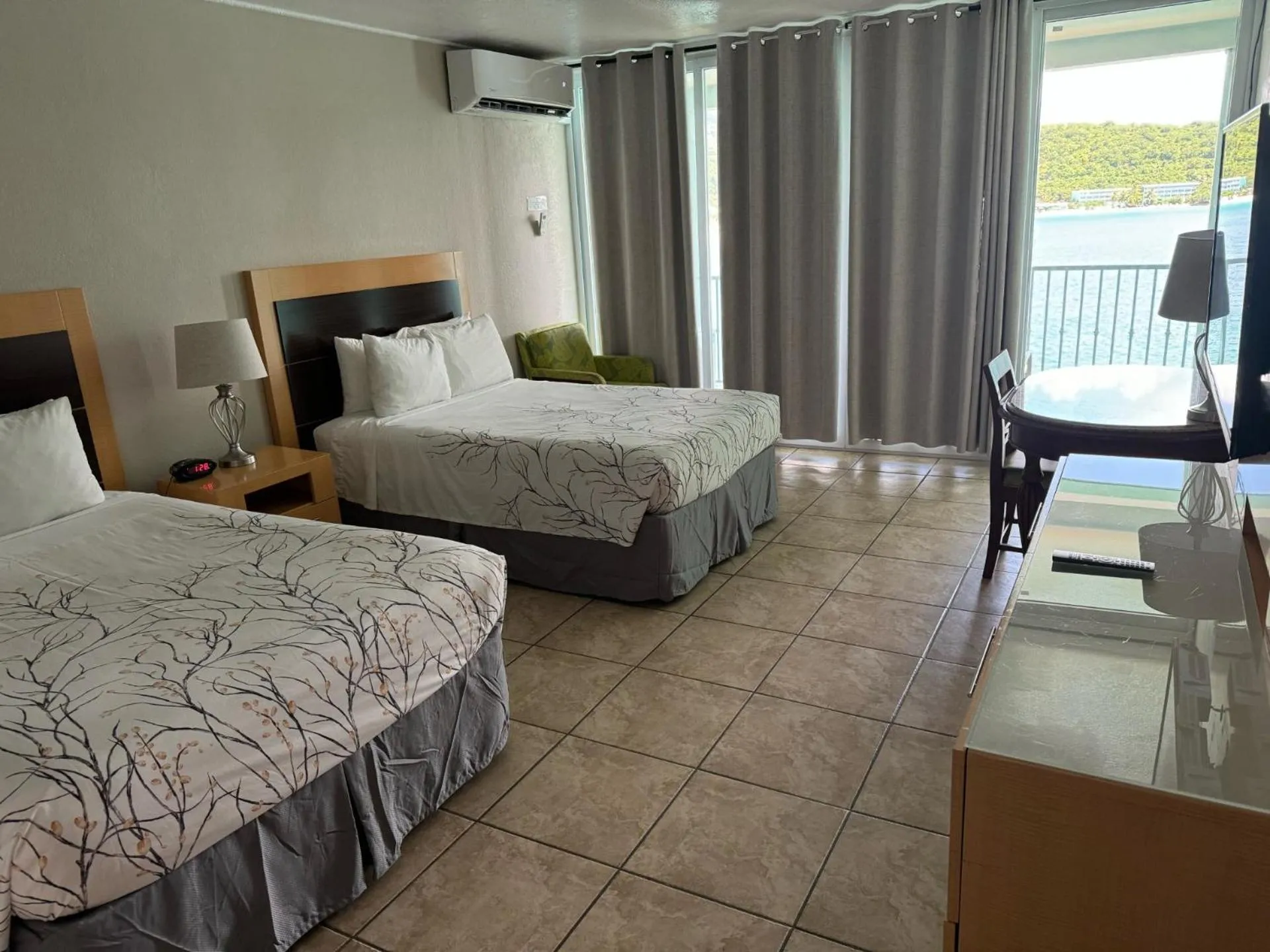 Bed in Lindbergh Bay Hotel