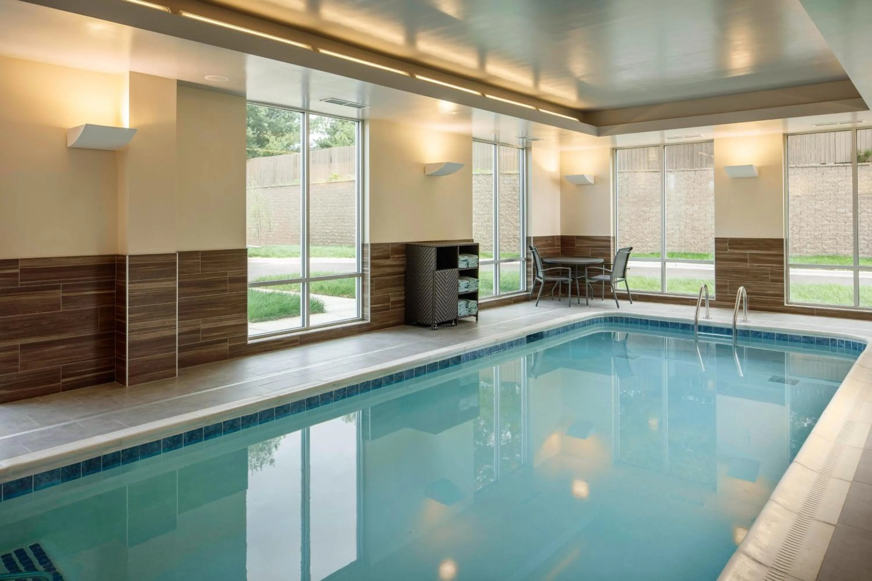 Swimming pool in Towneplace Suites By Marriott Louisville Northeast