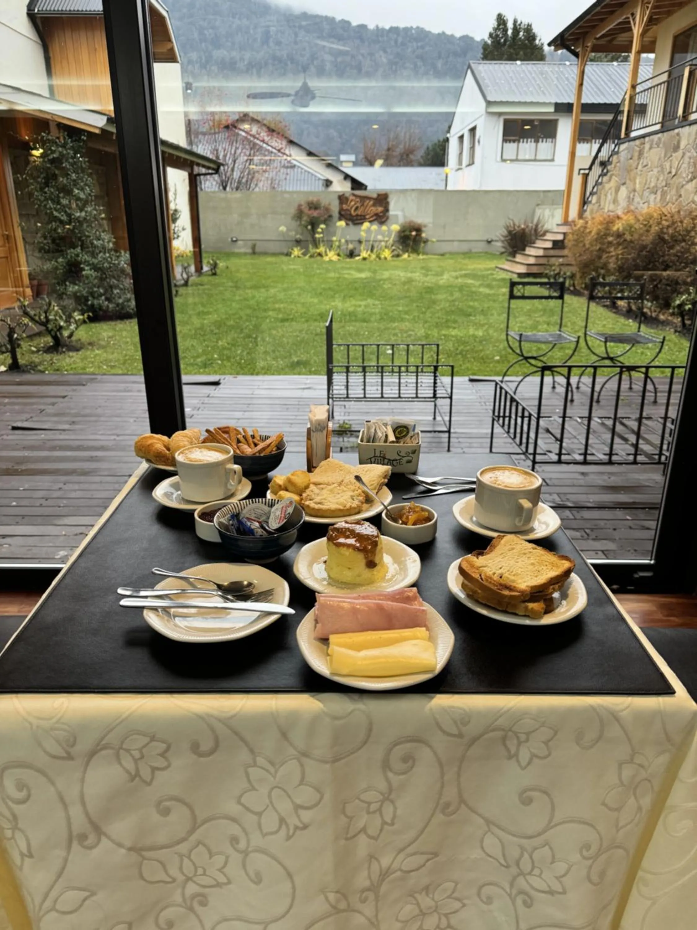 Breakfast in Hotel y Cabañas Le Village