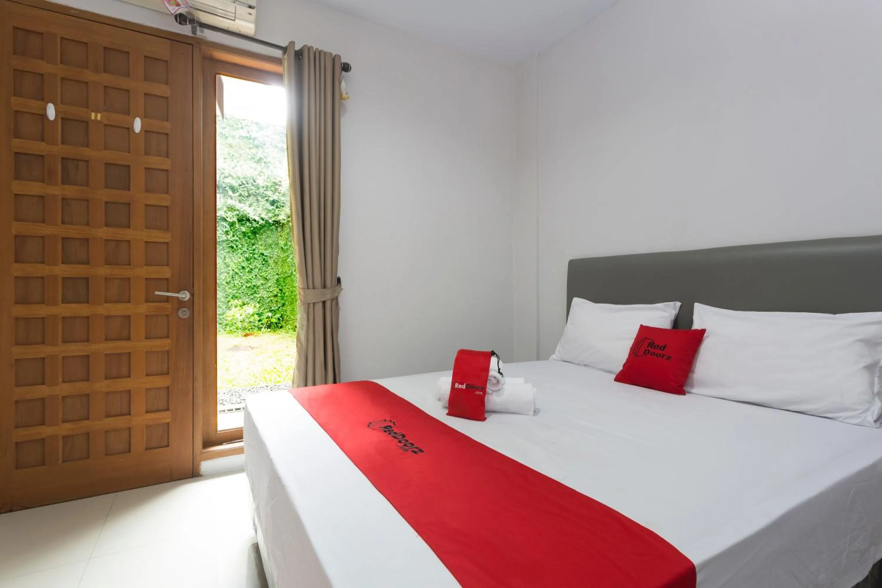 Bedroom, Bed in RedDoorz Plus near Cilandak Town Square 2