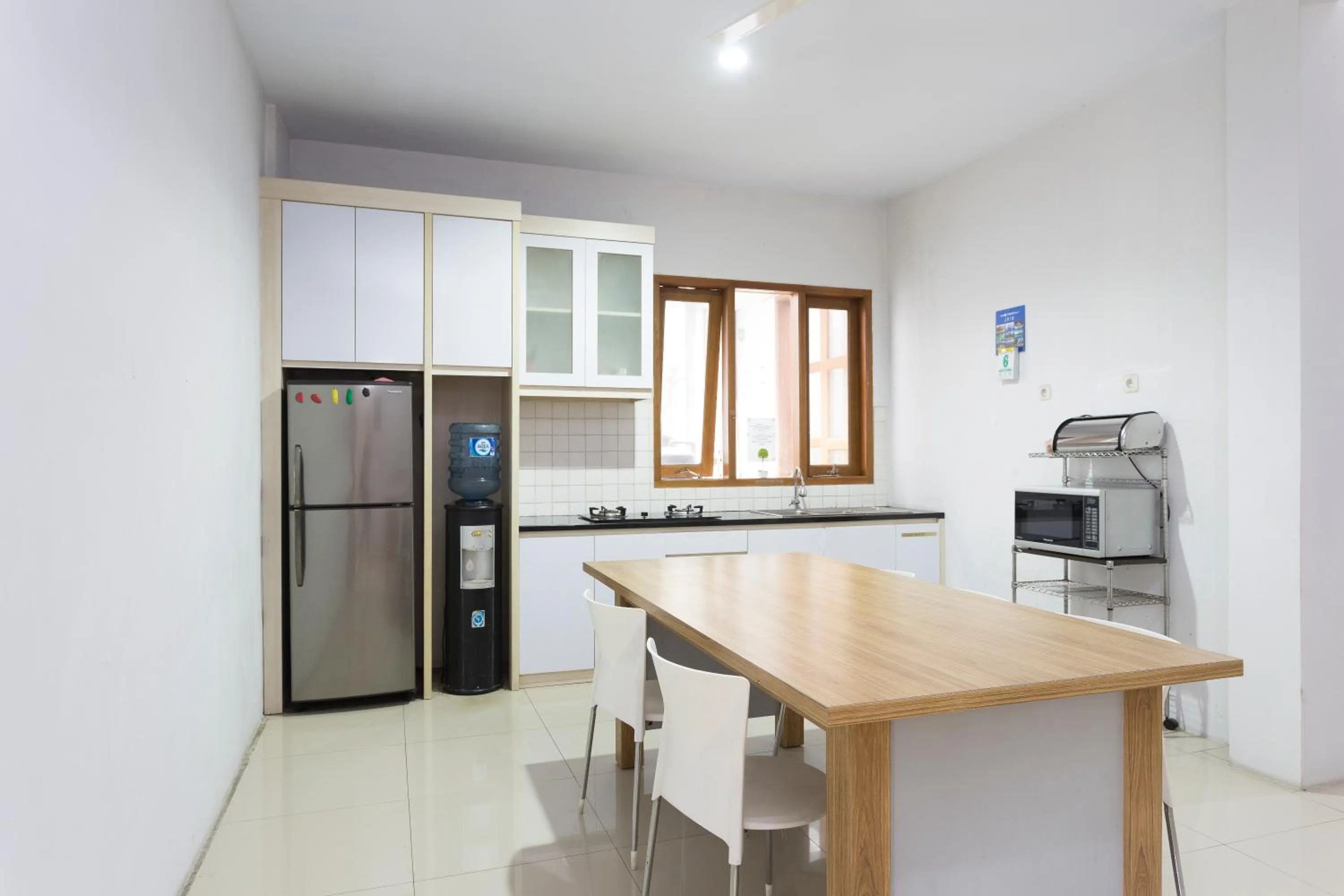 Kitchen or kitchenette in RedDoorz Plus near Cilandak Town Square 2