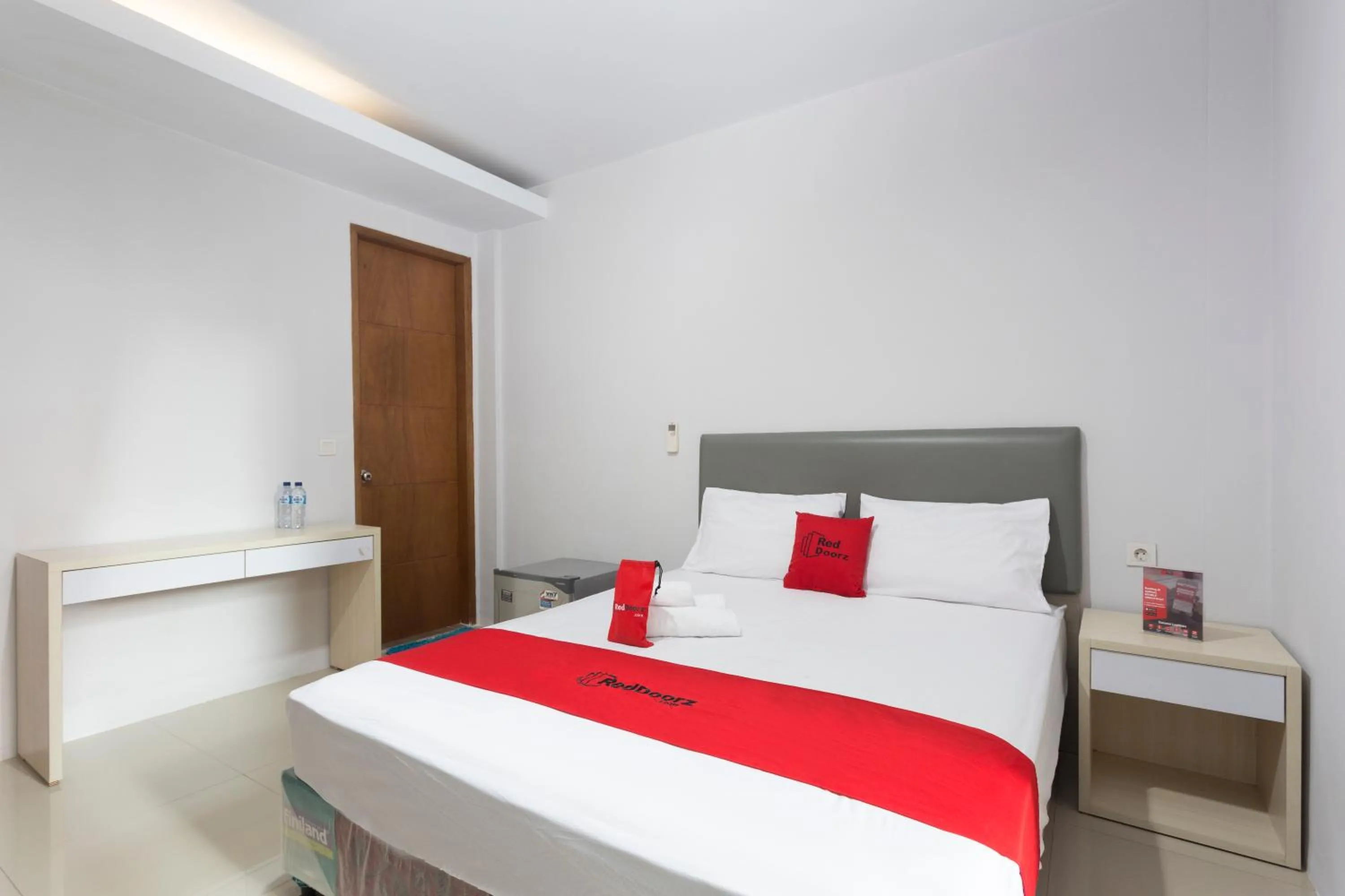 Bedroom, Bed in RedDoorz Plus near Cilandak Town Square 2
