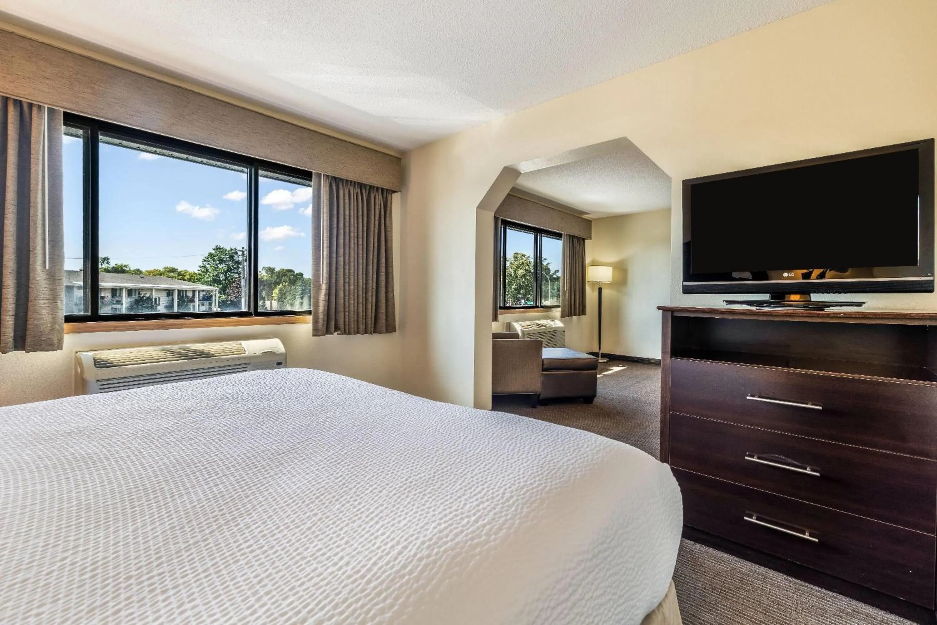 Photo of the whole room, Bed in Baymont by Wyndham Bloomington MSP Airport