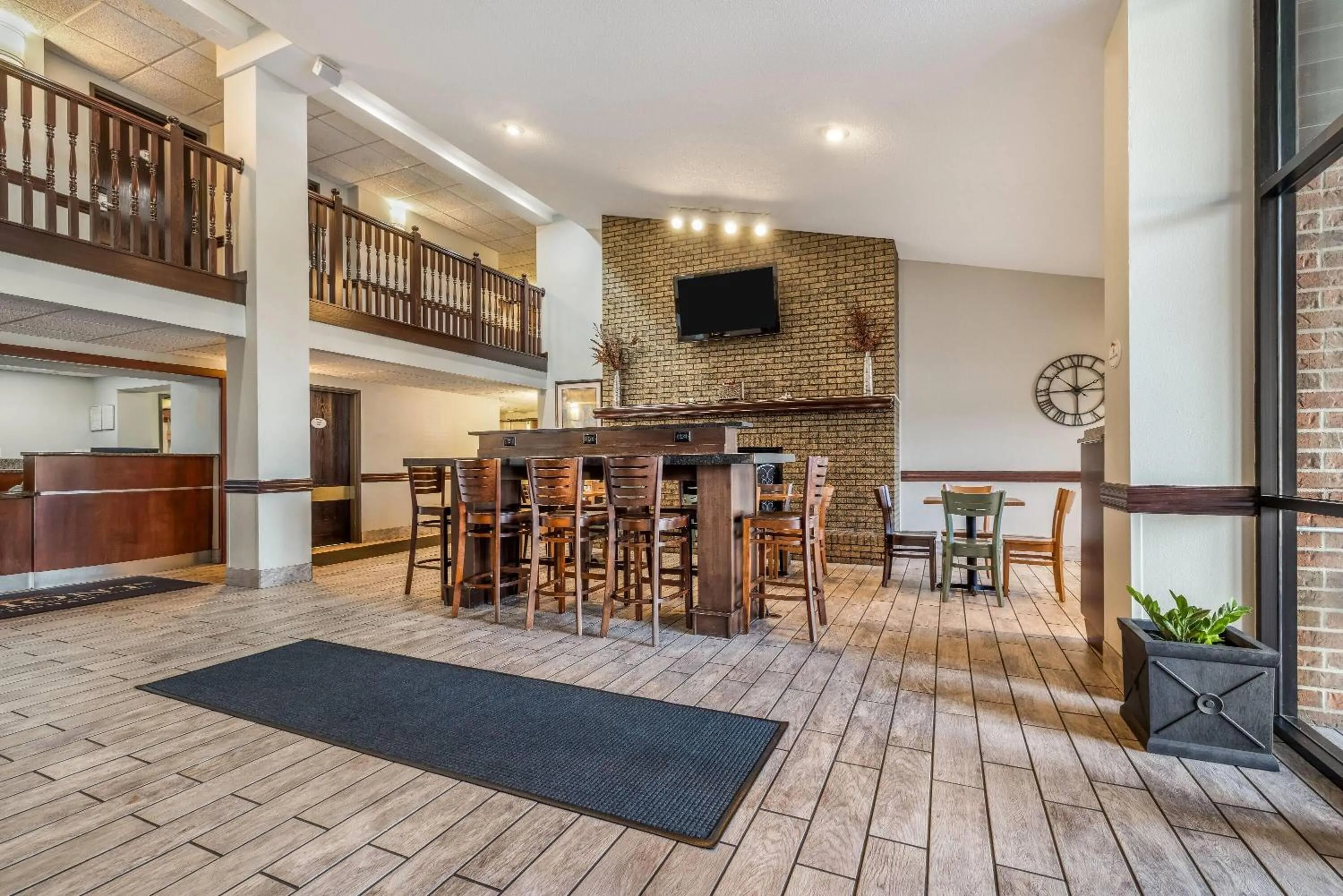 Lobby or reception in Baymont by Wyndham Bloomington MSP Airport