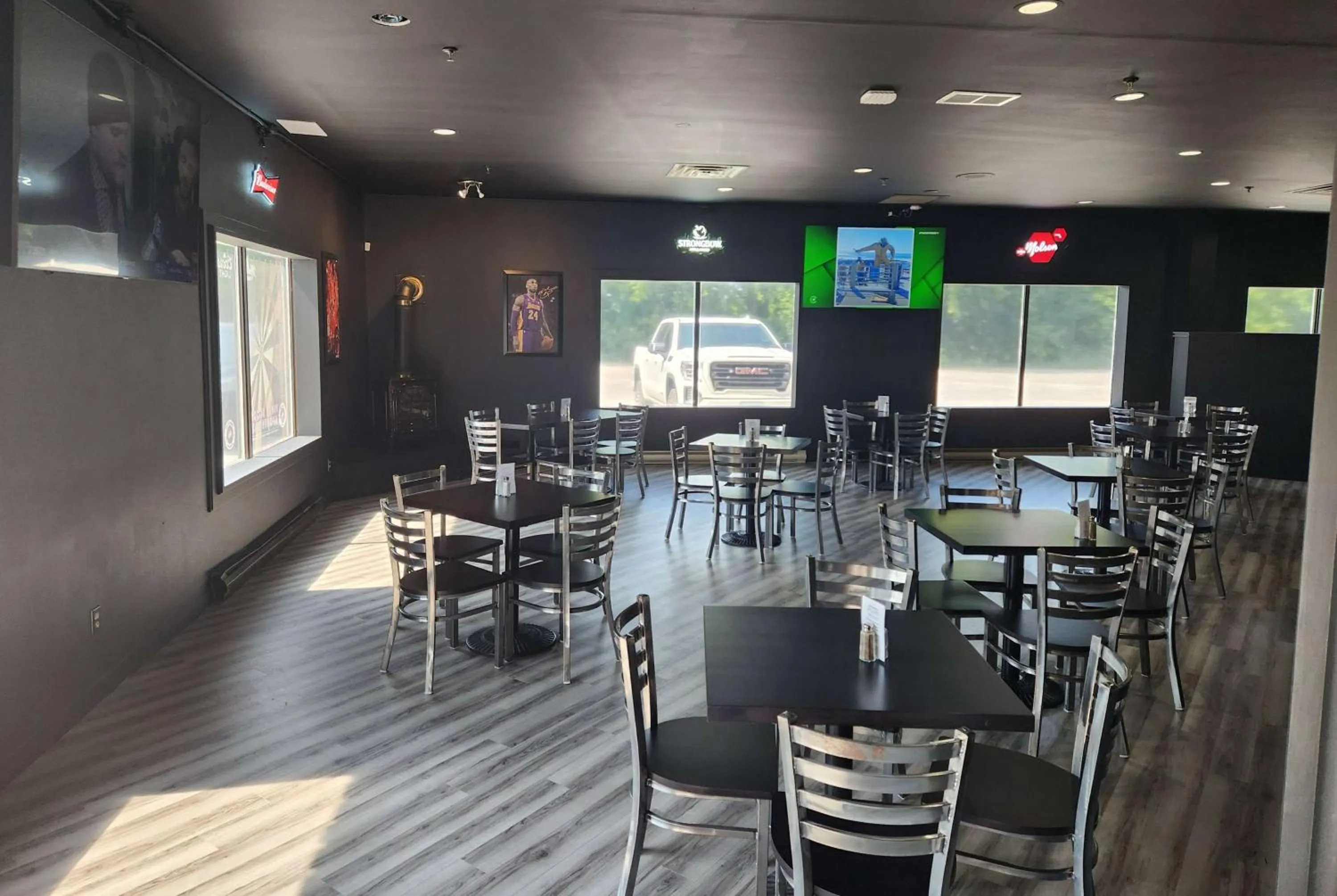 Restaurant/places to eat in Days Inn by Wyndham Renfrew Conference Centre