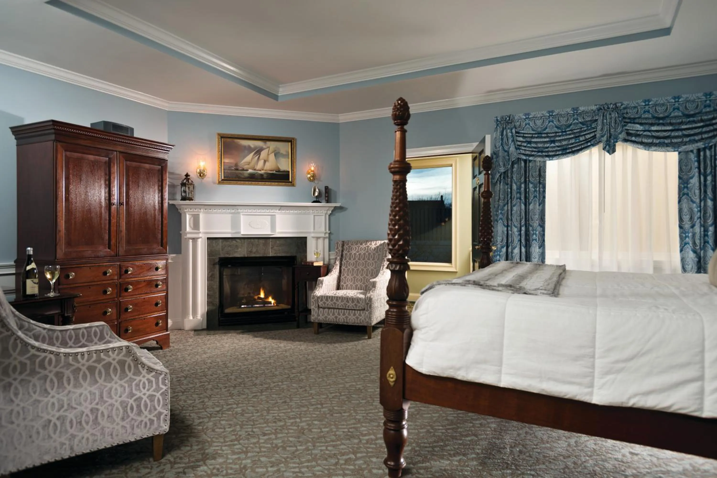 Photo of the whole room, Bed in Dan'l Webster Inn and Spa