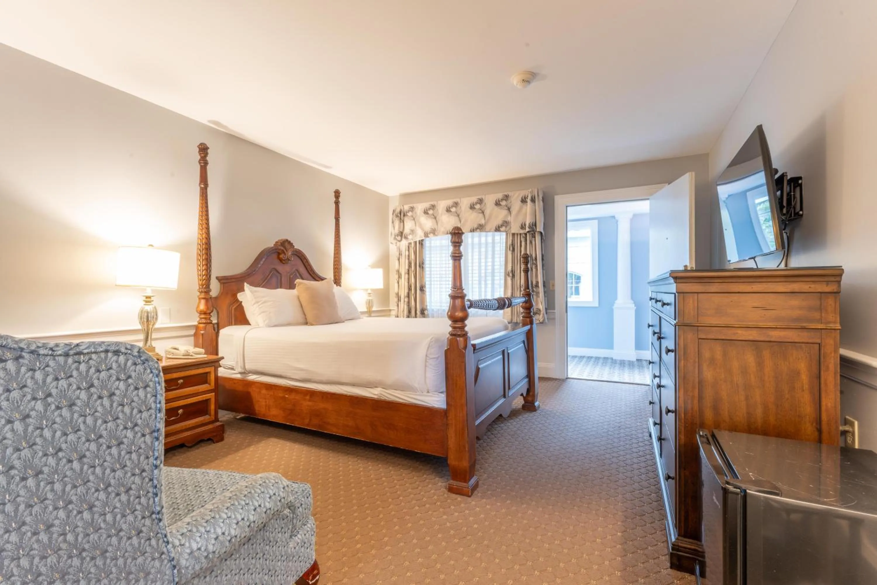 Bed in Dan'l Webster Inn and Spa