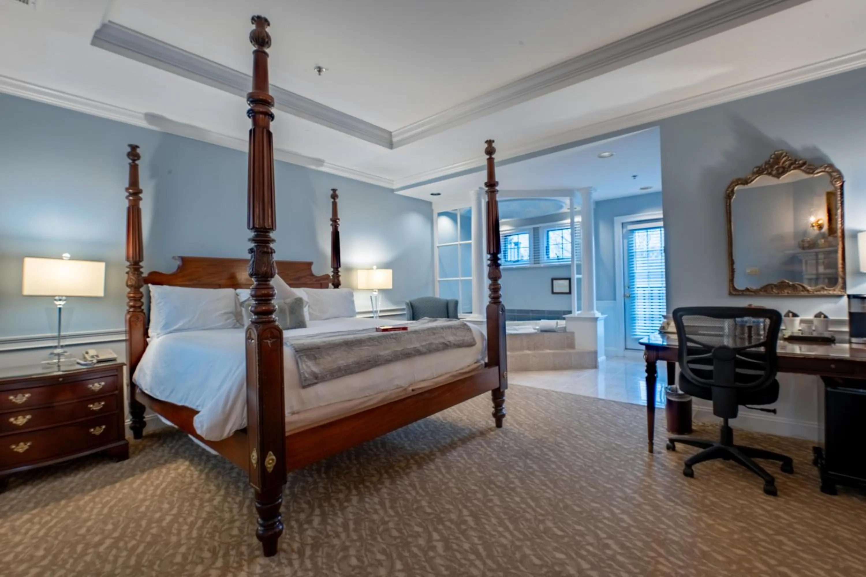 Bed in Dan'l Webster Inn and Spa