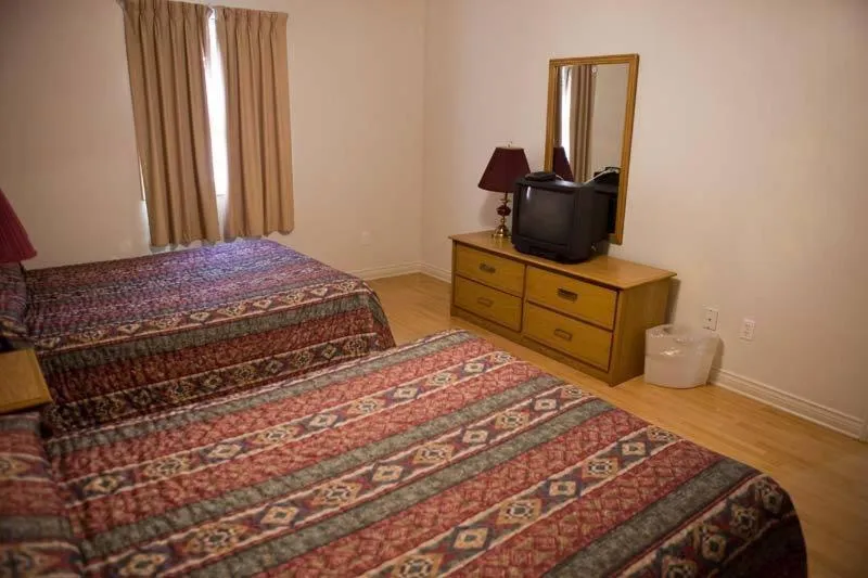 Photo of the whole room, Bed in Clansman Motel