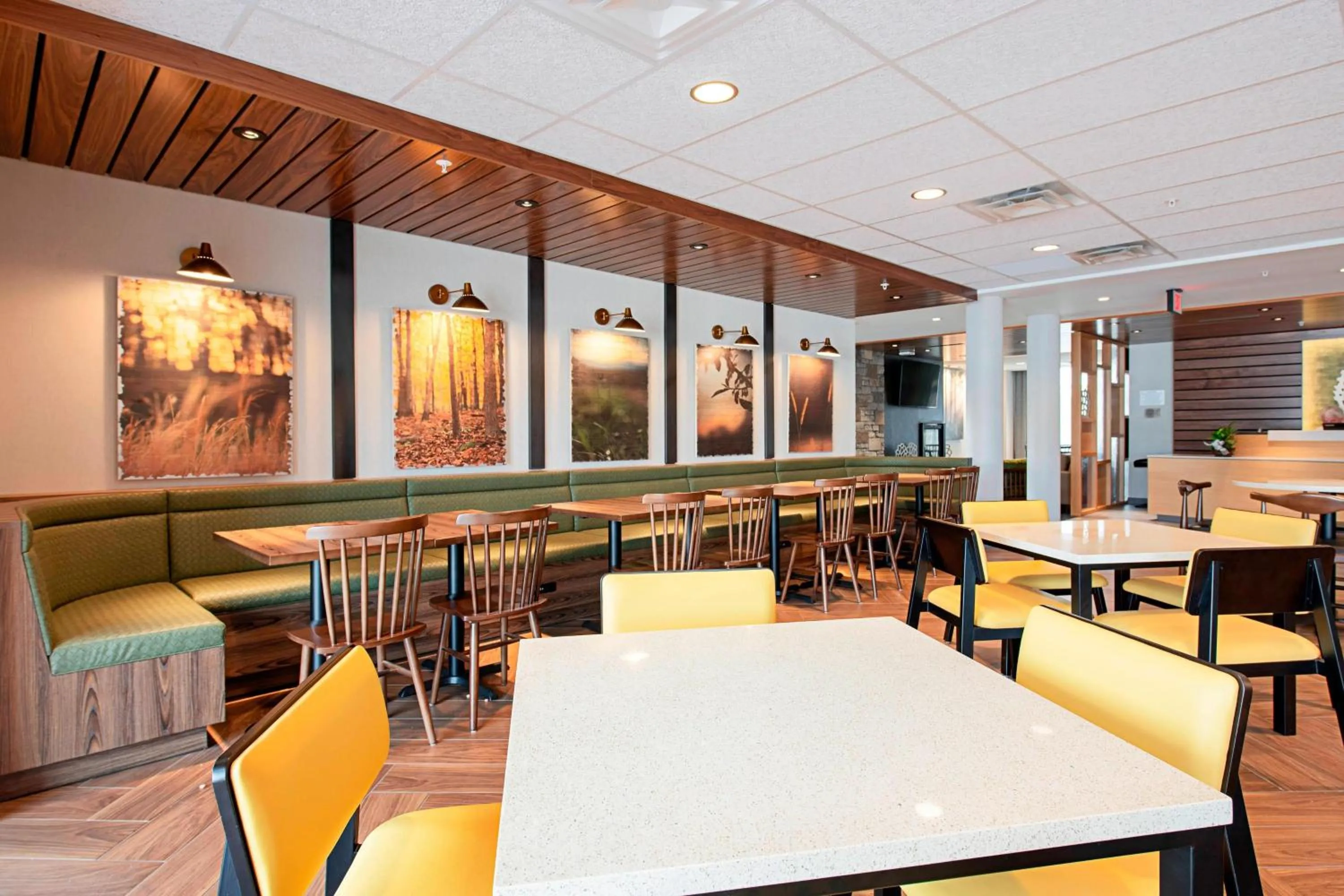 Breakfast in Fairfield Inn & Suites By Marriott Duluth Waterfront