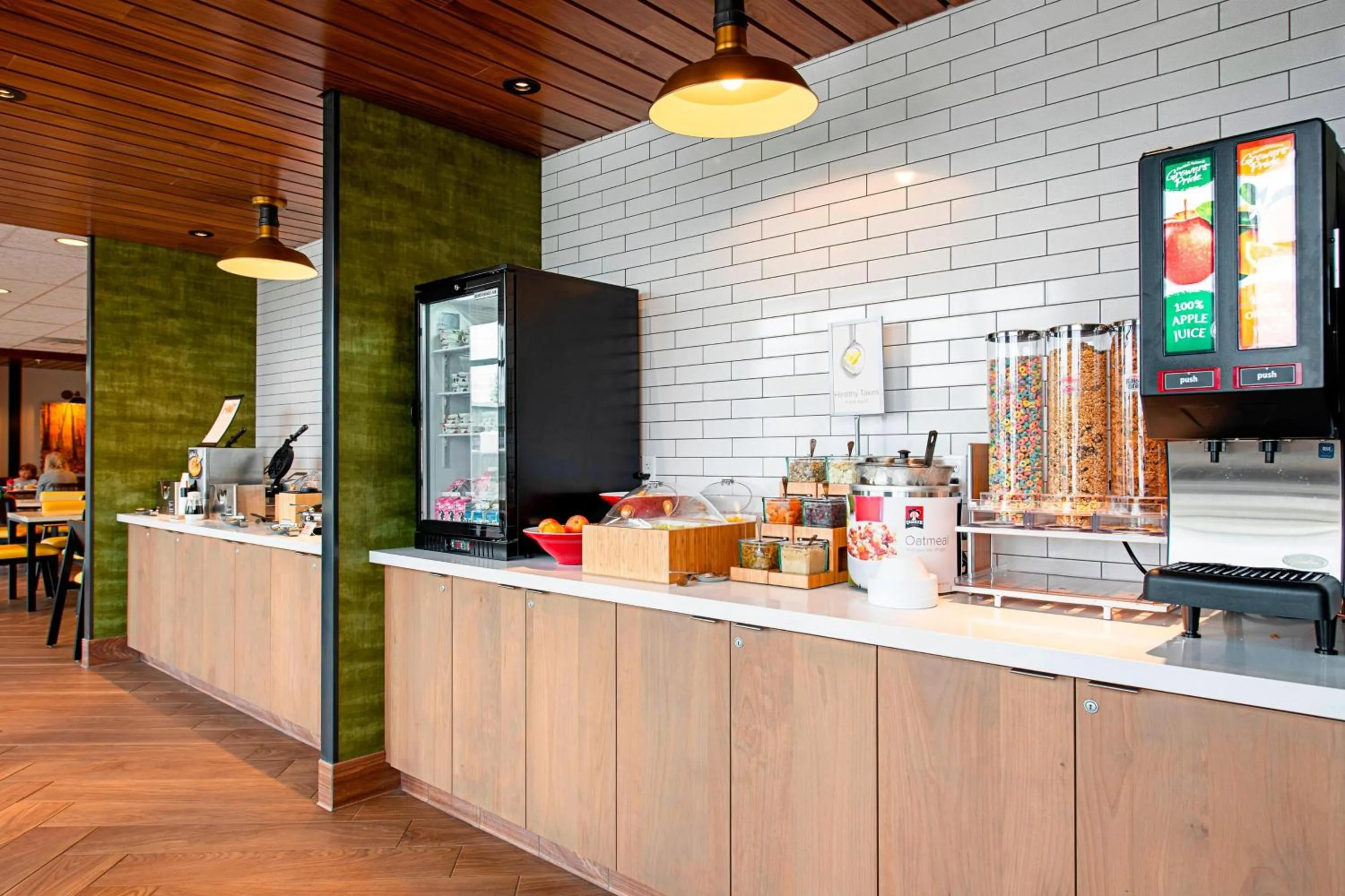 Breakfast in Fairfield Inn & Suites By Marriott Duluth Waterfront