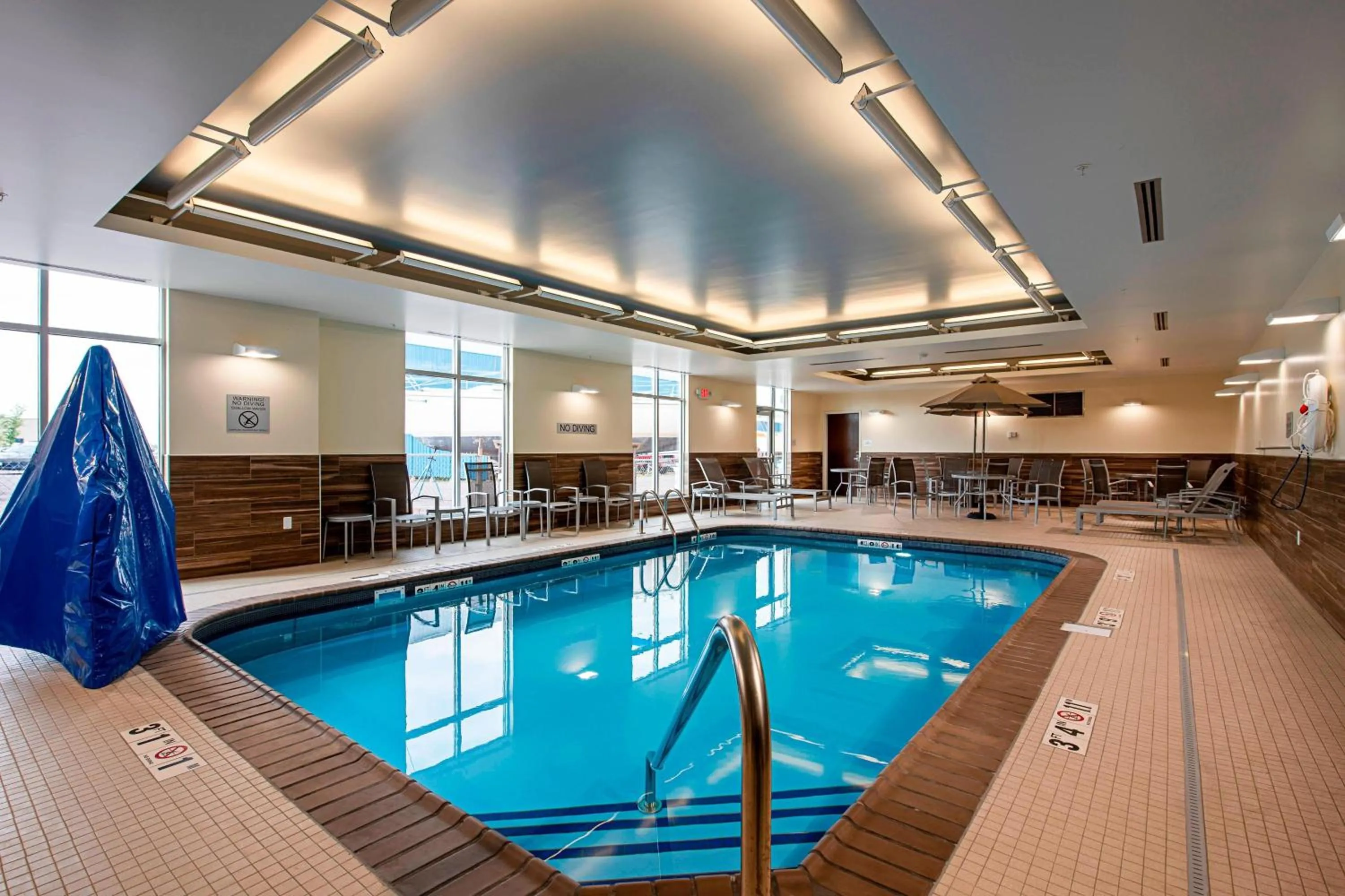 Swimming pool in Fairfield Inn & Suites By Marriott Duluth Waterfront