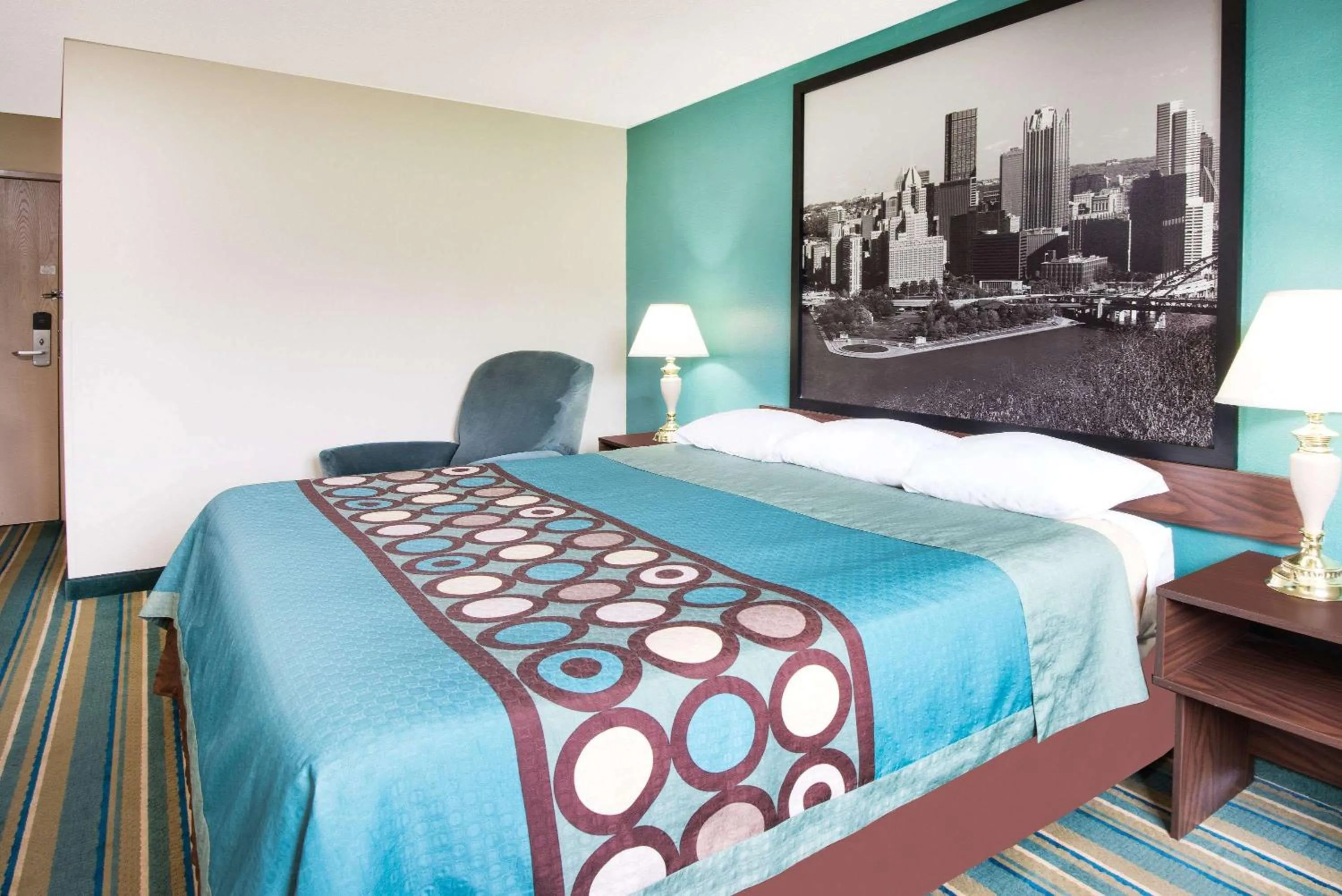 Photo of the whole room, Bed in Super 8 by Wyndham Pittsburgh PA Airport-University Area