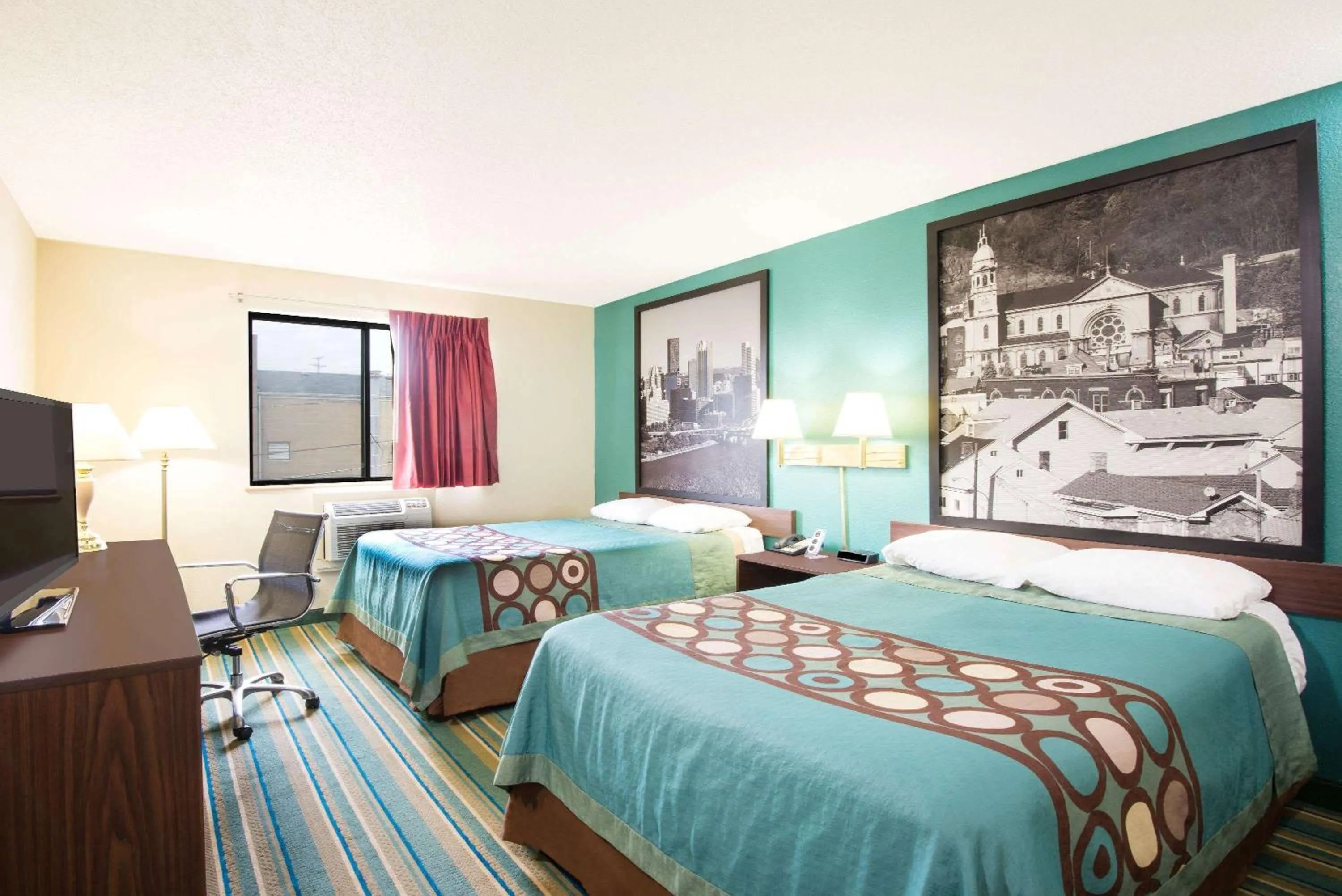 Photo of the whole room, Bed in Super 8 by Wyndham Pittsburgh PA Airport-University Area